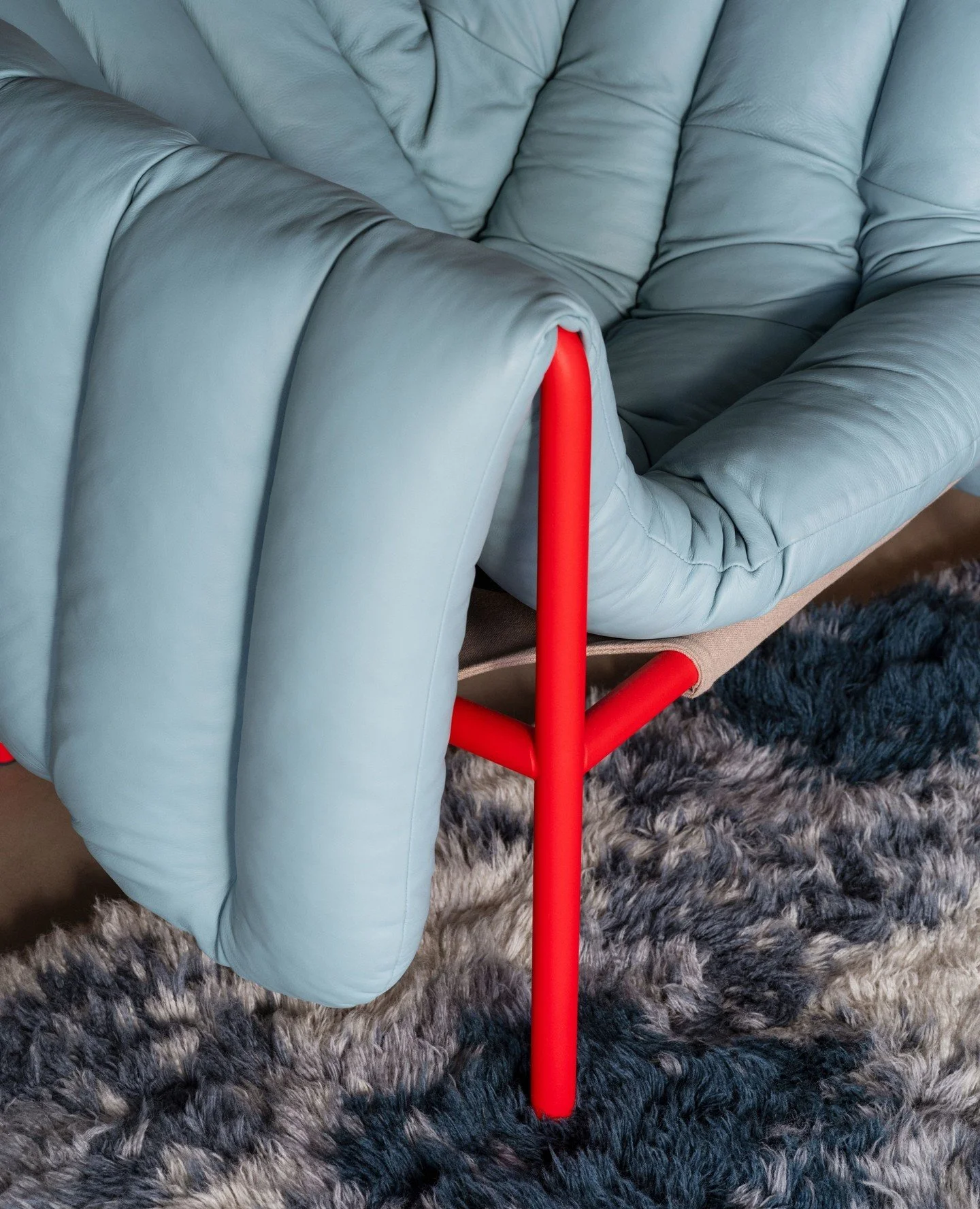 The Puffy lounge designed by Faye Toogood in Elmosoft leather and a bright red frame. Sitting pretty in the Hem showroom.⁠
⁠
Images courtesy of @hem