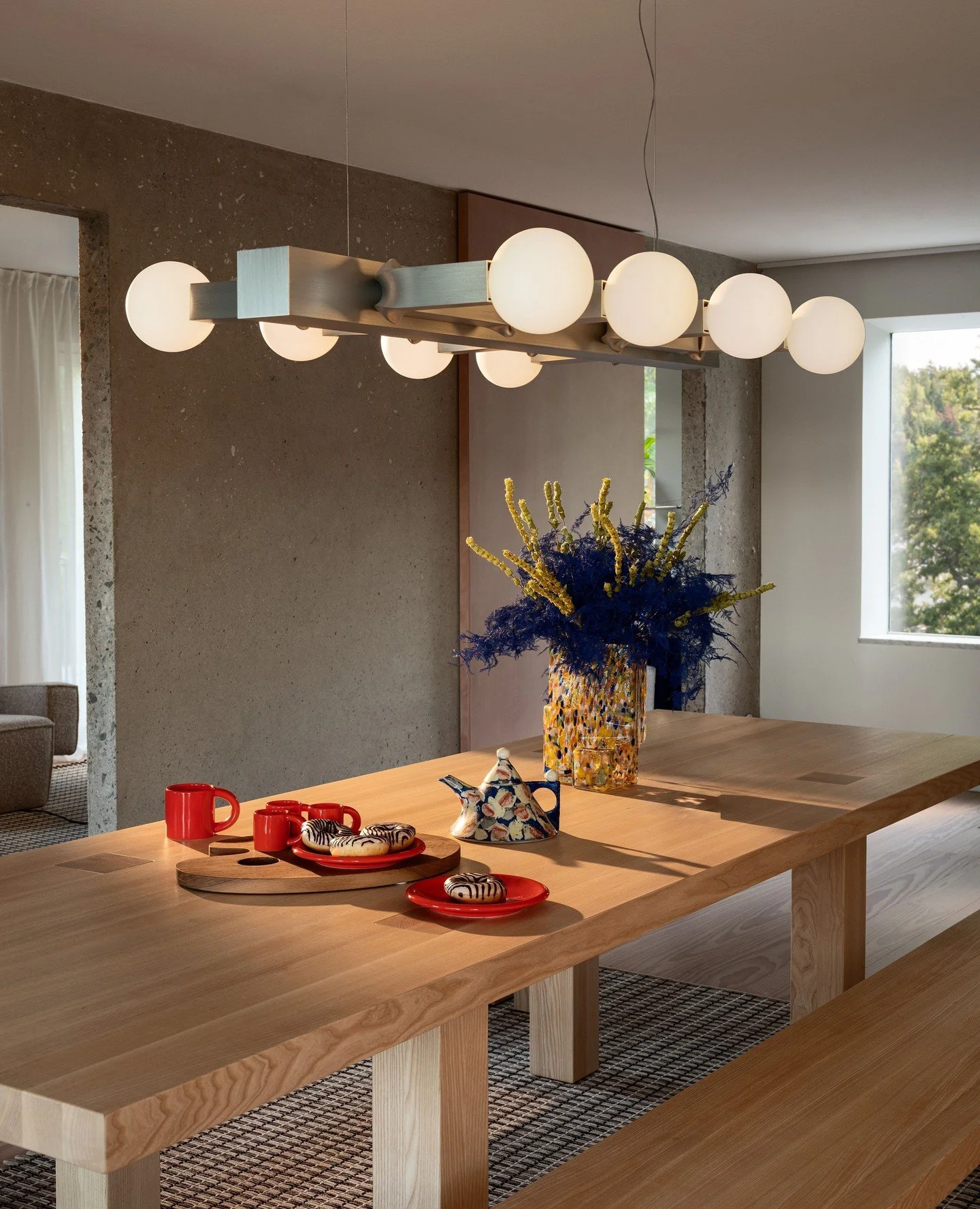 Hope everyone has an enjoyable Easter weekend.⁠
Here is festive image courtesy of @hem featuring the Knuckle chandelier by @craftsmanextraordinaire and the Max Table and bench designed by #maxlamb. Plus Bronto tableware in red designed by @supergroup