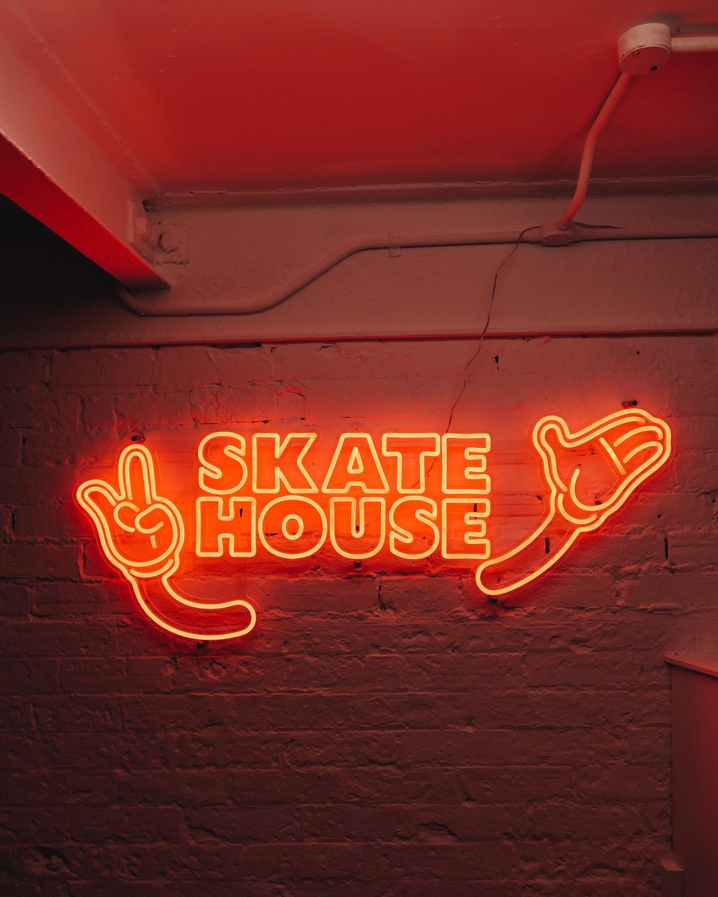 Branding by DESK for the The Skate House at Coast, opening soon_

#theskatehouseatcoast 
#branding 
#brandidentity 
#brand 
#logo 
#graphicdesign 
#typography 
#design 
#designinspiration 
#neon 
#signagedesign 
#bydesk