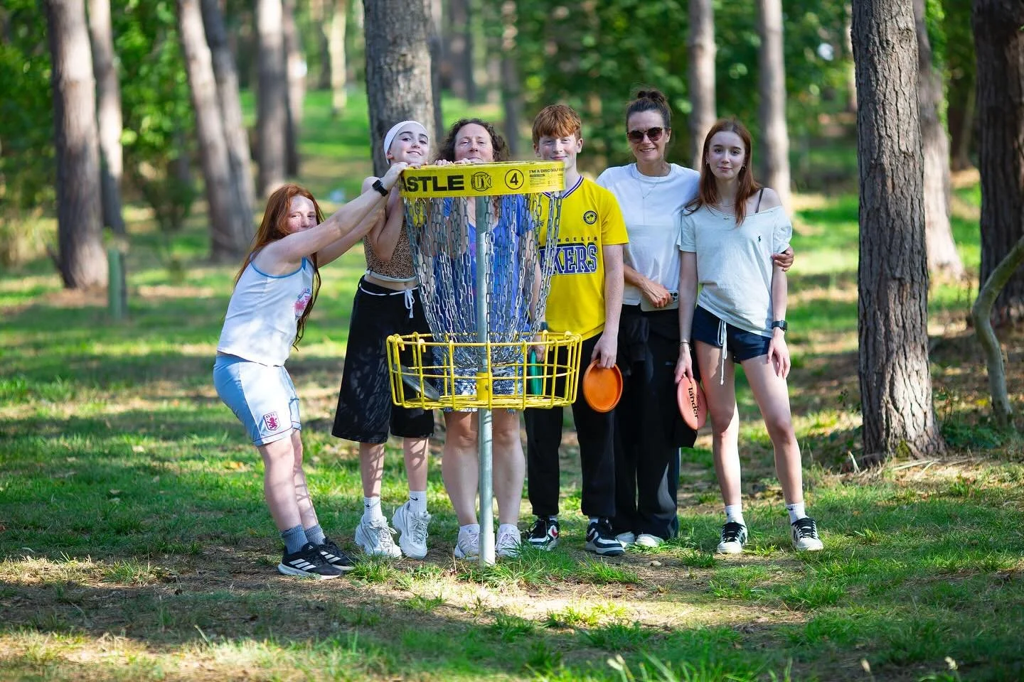 We have around 4 hours before the weather turns, so you could come for a round and have some laughs this morning before your indoor activities start 🙂🥏🌳 #getoutdoors #outdoorfun #stratforduponavon #summerslasthurrah #discgolfeveryday #funforkids