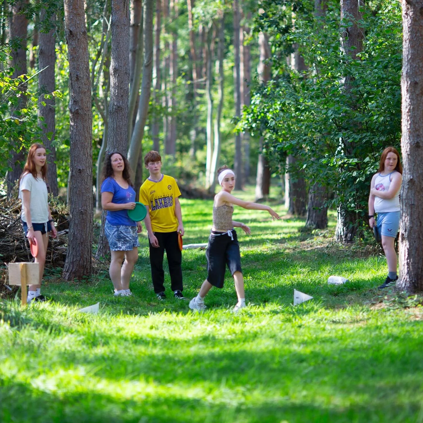Weekend ready β¨? 
We’ve got just the perfect family friendly activity… Disc Golf β³οΈ!
Played in a similar way to standard golf, you use a disc (many know them as frisbees) and try to do as few throws as possible to reach the basket.
Ea