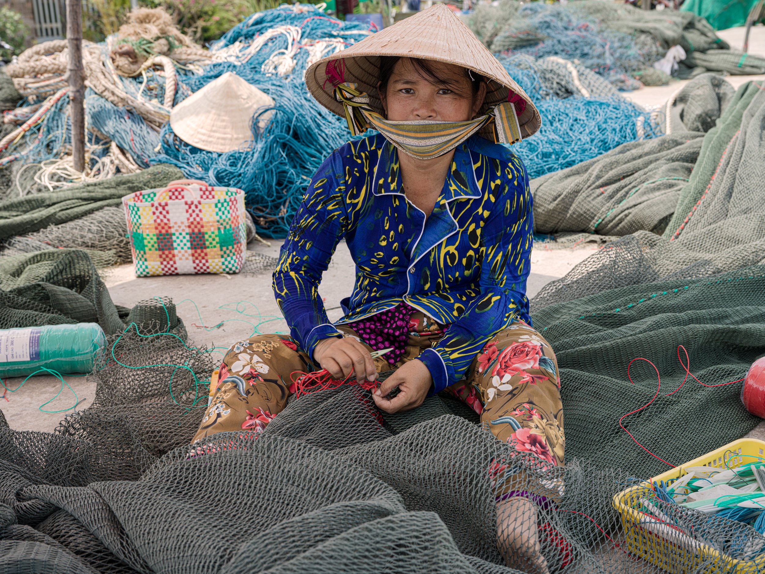 repairing fishing nets , bac lieu province