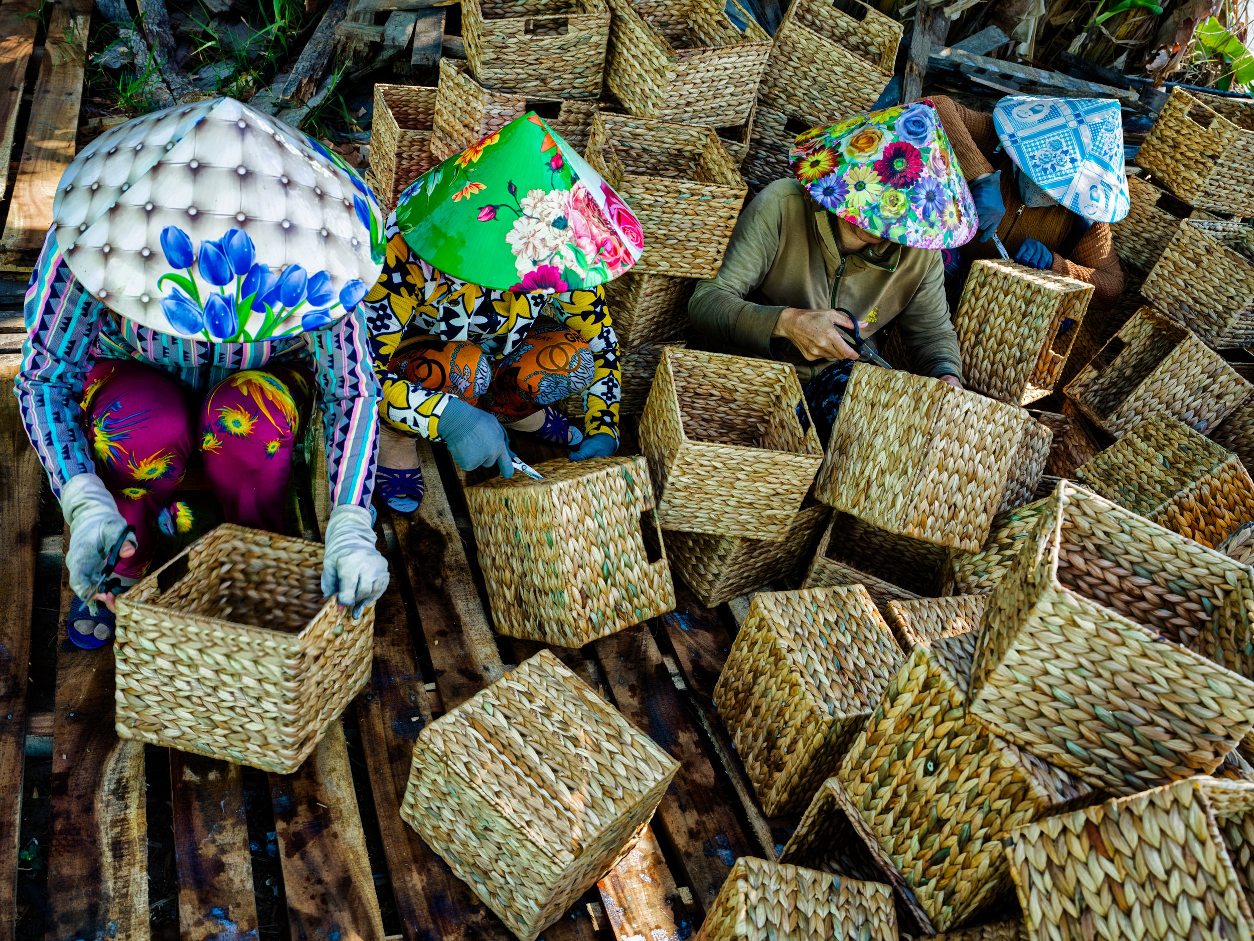 weaving baskets from hyacynth plants