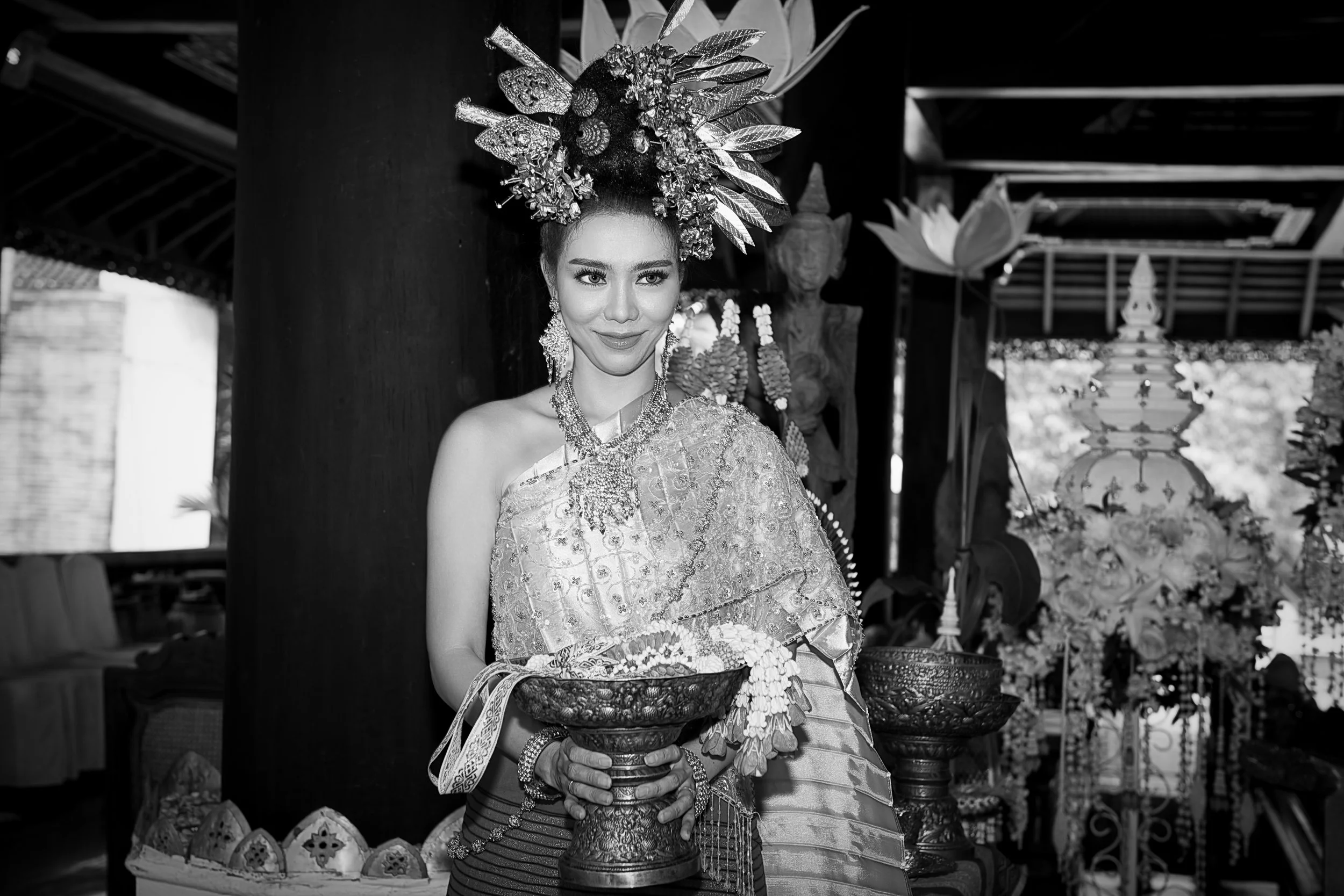 thai me dancer at a wedding 