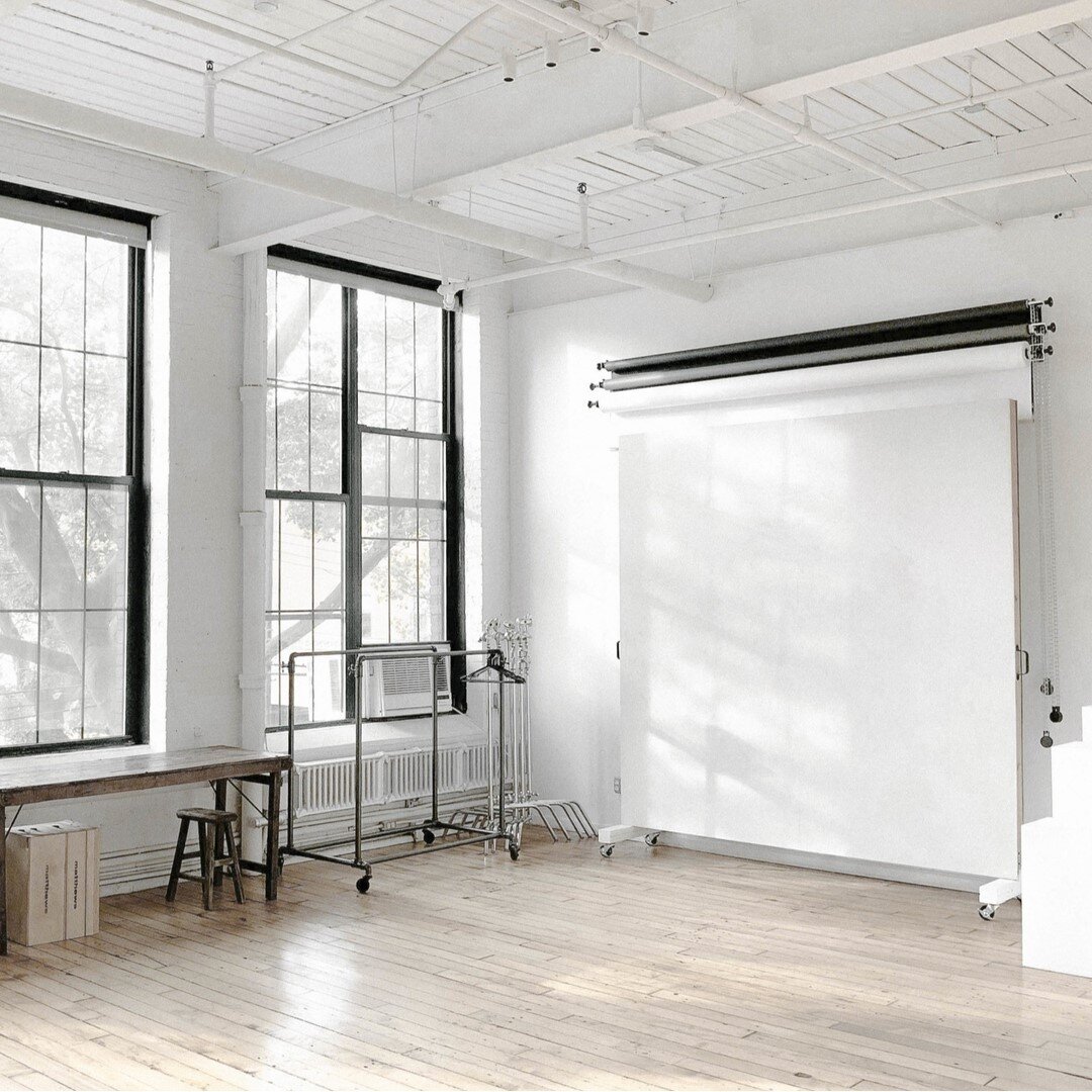 Did you know? Our studio has east-facing windows, meaning we typically get this dreamy dappled light in the morning and soft, diffused light in the afternoon. Best of both worlds 🤍