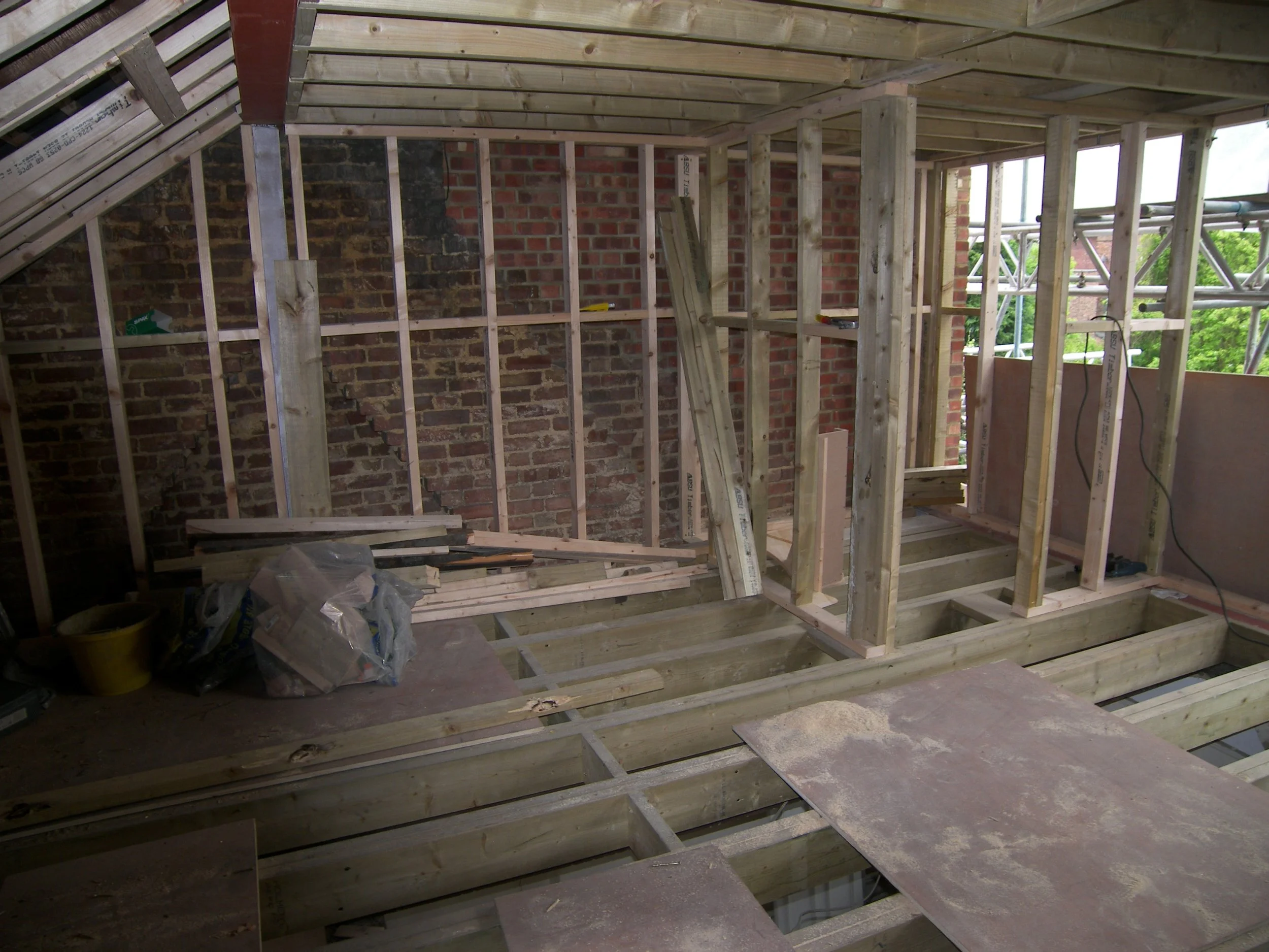 Carpenter, Decorator, Gas/Heating Engineer, Electrician, Plumbing, Handyman, Tiling, Roofing