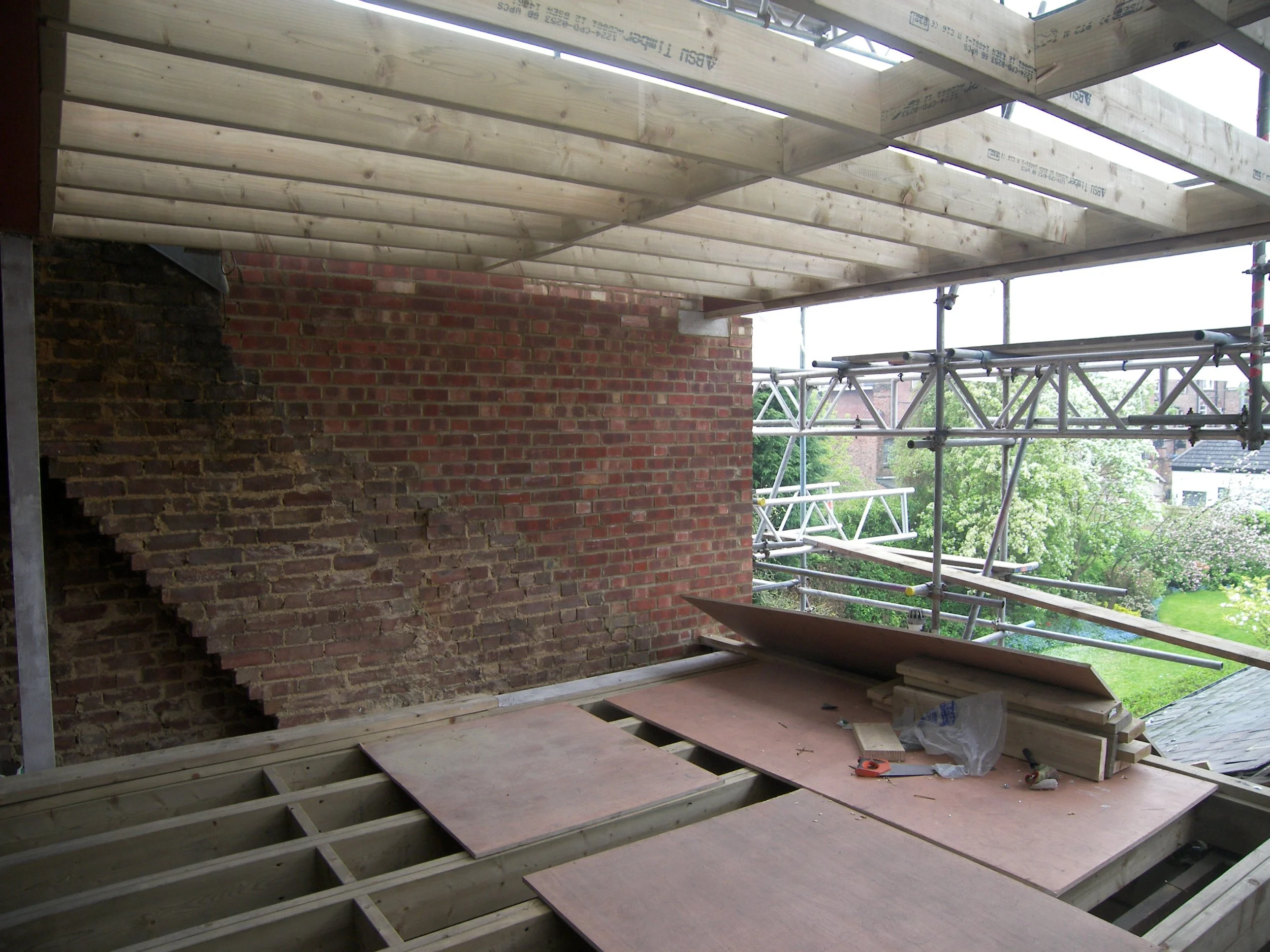 Carpenter, Decorator, Gas/Heating Engineer, Electrician, Plumbing, Handyman, Tiling, Roofing