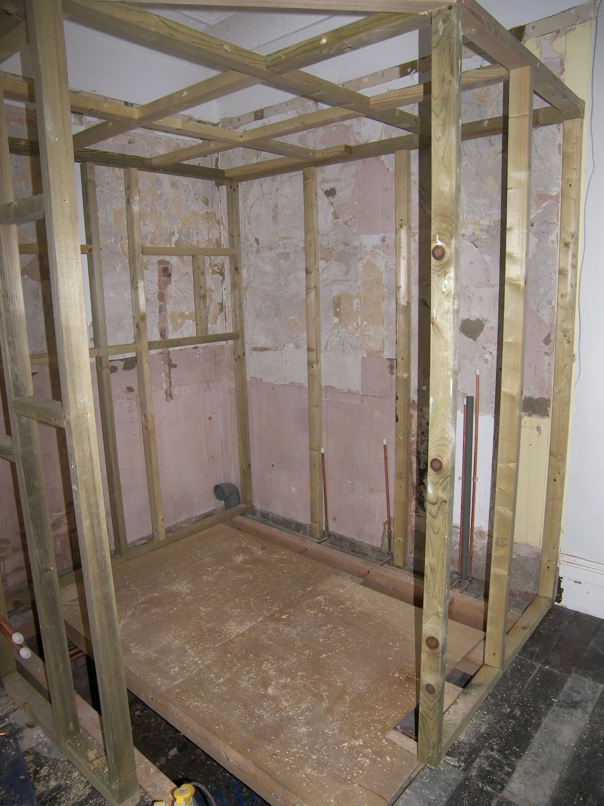 Carpenter, Decorator, Gas/Heating Engineer, Electrician, Plumbing, Handyman, Tiling, Roofing