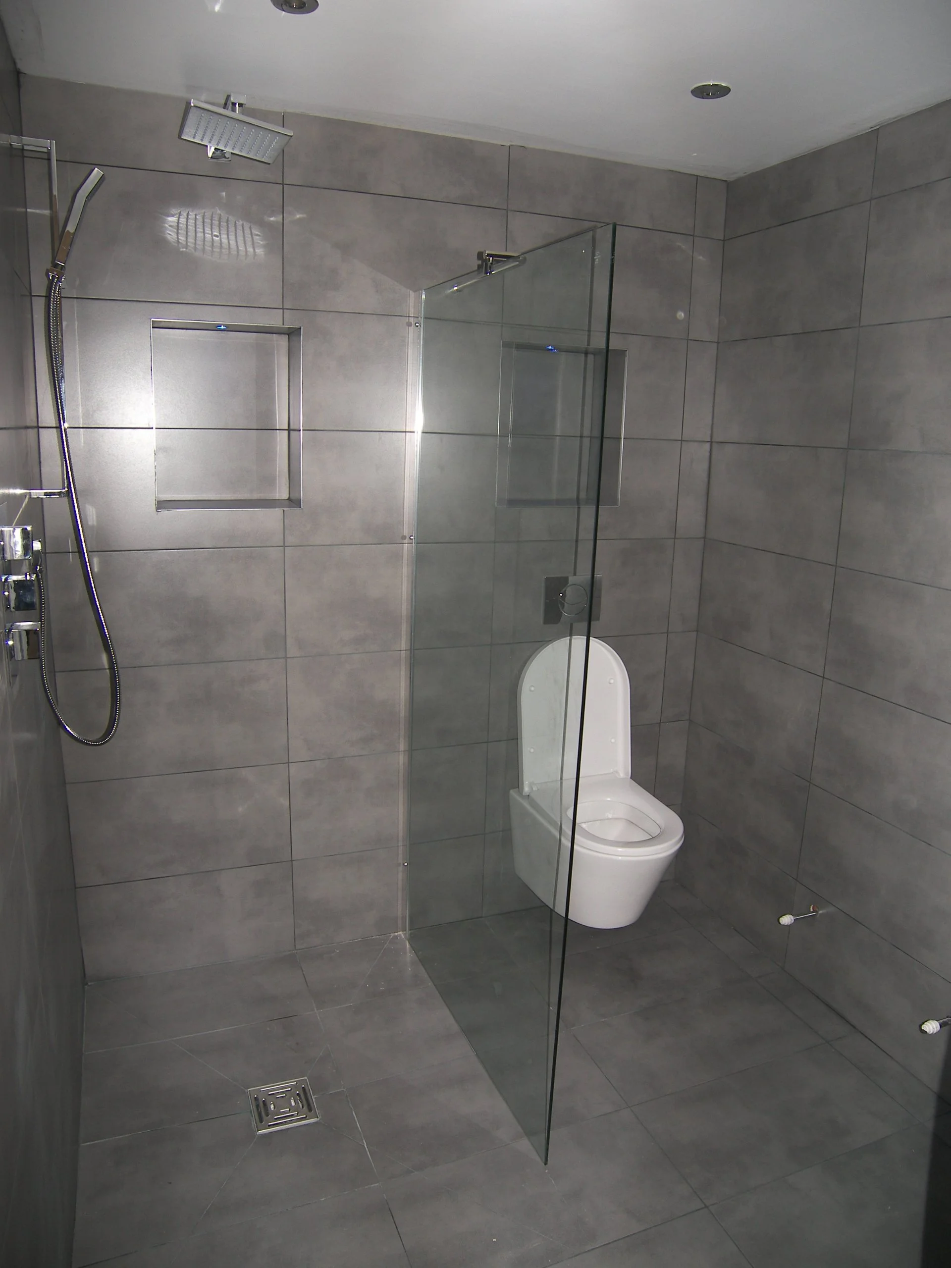 Carpenter, Decorator, Gas/Heating Engineer, Electrician, Plumbing, Handyman, Tiling, Roofing