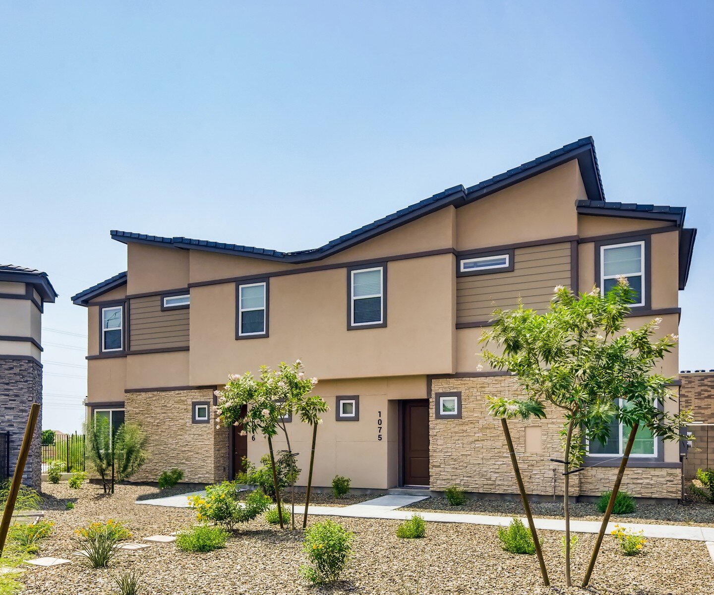 Friday Feature: Grandstone at Sunrise

Location: Peoria, Arizona
Scale: 164,174 SF
Program: Multi-Family Apartments / Amenity
Team: @thompsonthrift Beck Consulting Engineers, Collaborative V Design Studio Inc., Integrity Structural Corporation, @kbso