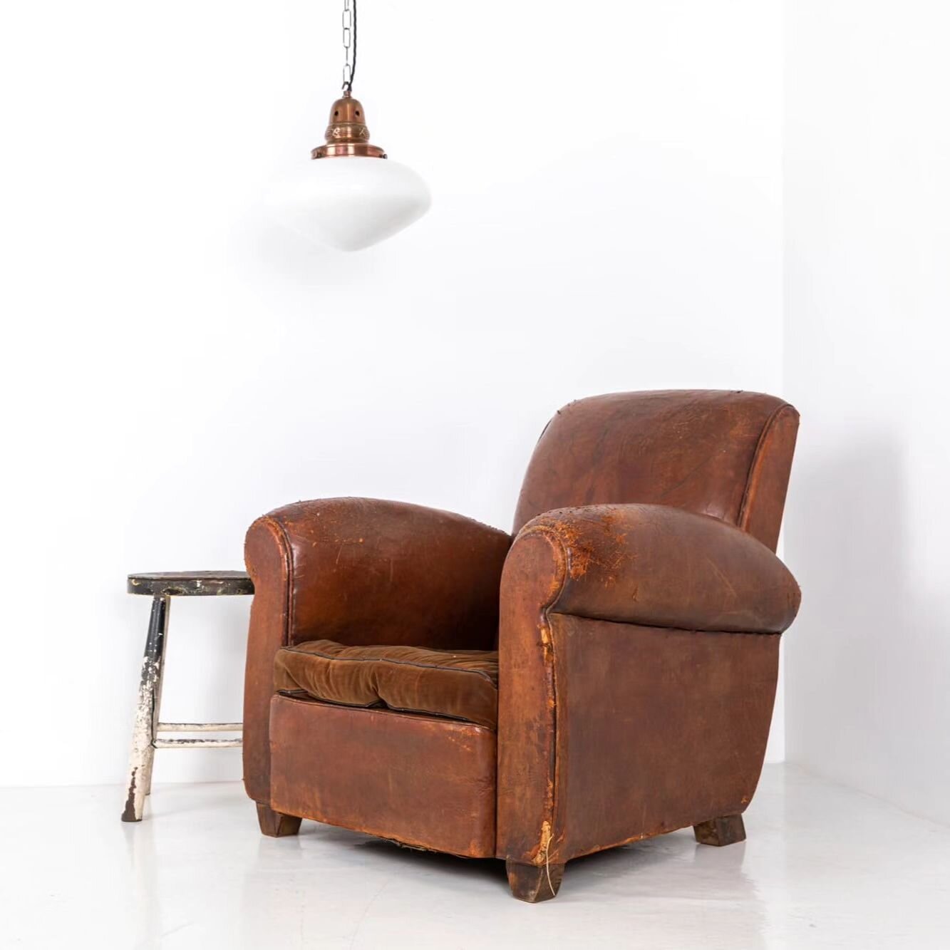 Ridiculously comfy leather club chair. Nicely worn and super soft leather with squab cushion. This thing swallows you up when you sit in it 🤤

#antiquesworkshop #vintageindustrial #antique #vintage #midcentury #antiques #midcenturymodern #interiorde