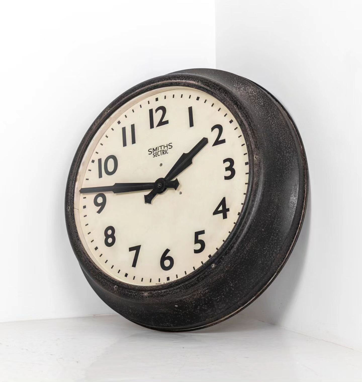Iconic and large Smiths industrial wall clock 

#antiquesworkshop #smiths #sectric #antiqueclock #retro #vintageclock #horology #slaveclock #clock #interiordesign #decorative #interiorstyling #artdeco #1930s #antiquedealersofinstagram #antiquedealer 