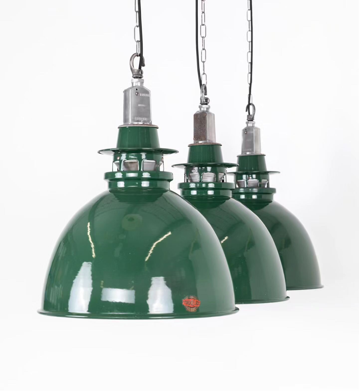 A nice trio of large green vitreous enamelled two-part pendant lights made by Thorlux, circa 1940.

New in and available on the website 👍

#antiquesworkshop #vintageindustrial #antique #vintage #midcentury #antiques #midcenturymodern #interiordesign