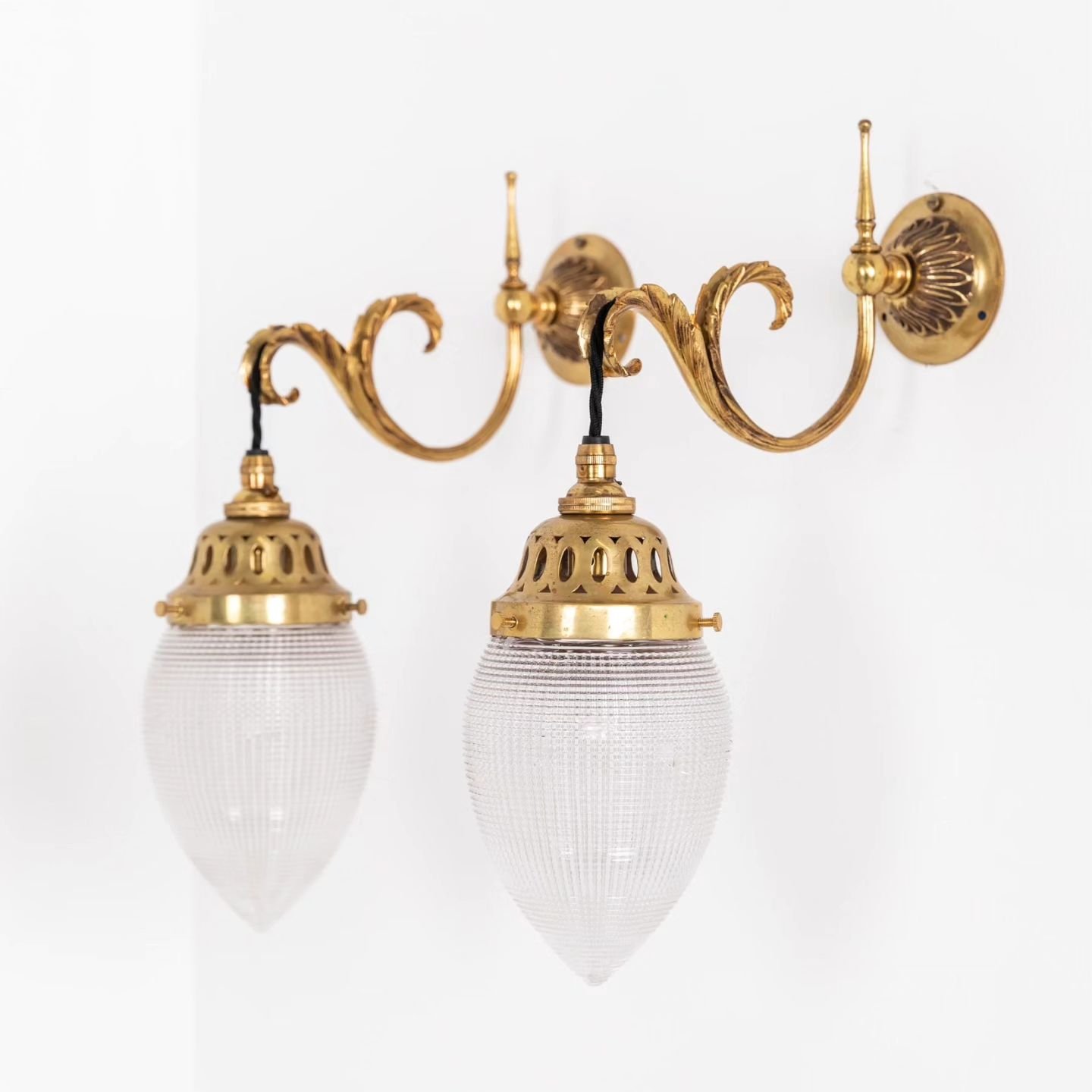 A pretty special pair of wall sconces - very likely made by Osler, complete with matched Holophane pinecones. Incredibly detailed cast brass with the original gilt finish. A very attractive pair and of the highest quality too 👌

#antiquesworkshop #v