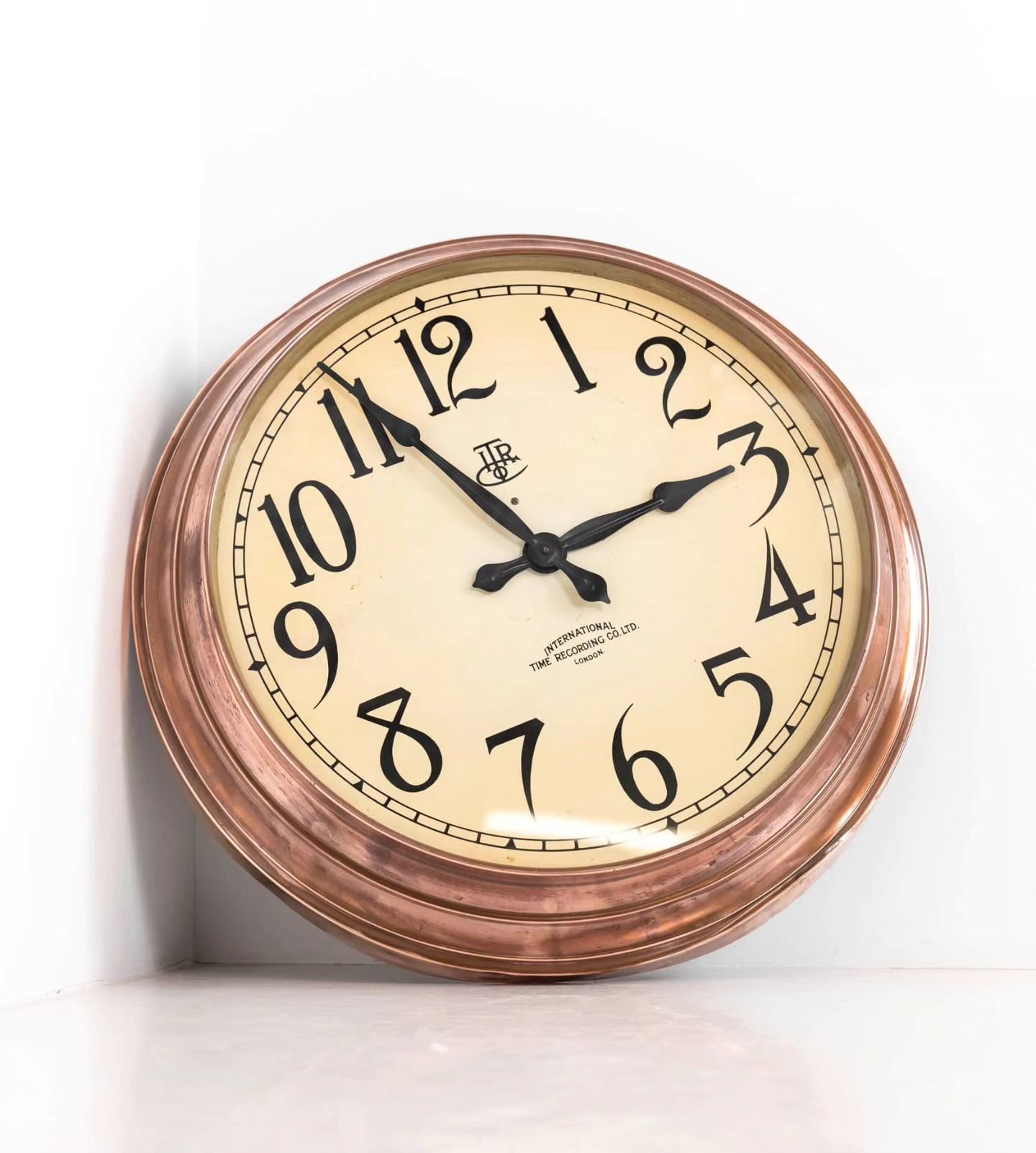 A large industrial copper wall clock, made by the International Time Recording Company, London. c.1930

#antiquesworkshop #itr #internationaltimerecordingcompany #london #antiqueclock #retro #vintageclock #horology #slaveclock #clock #interiordesign 