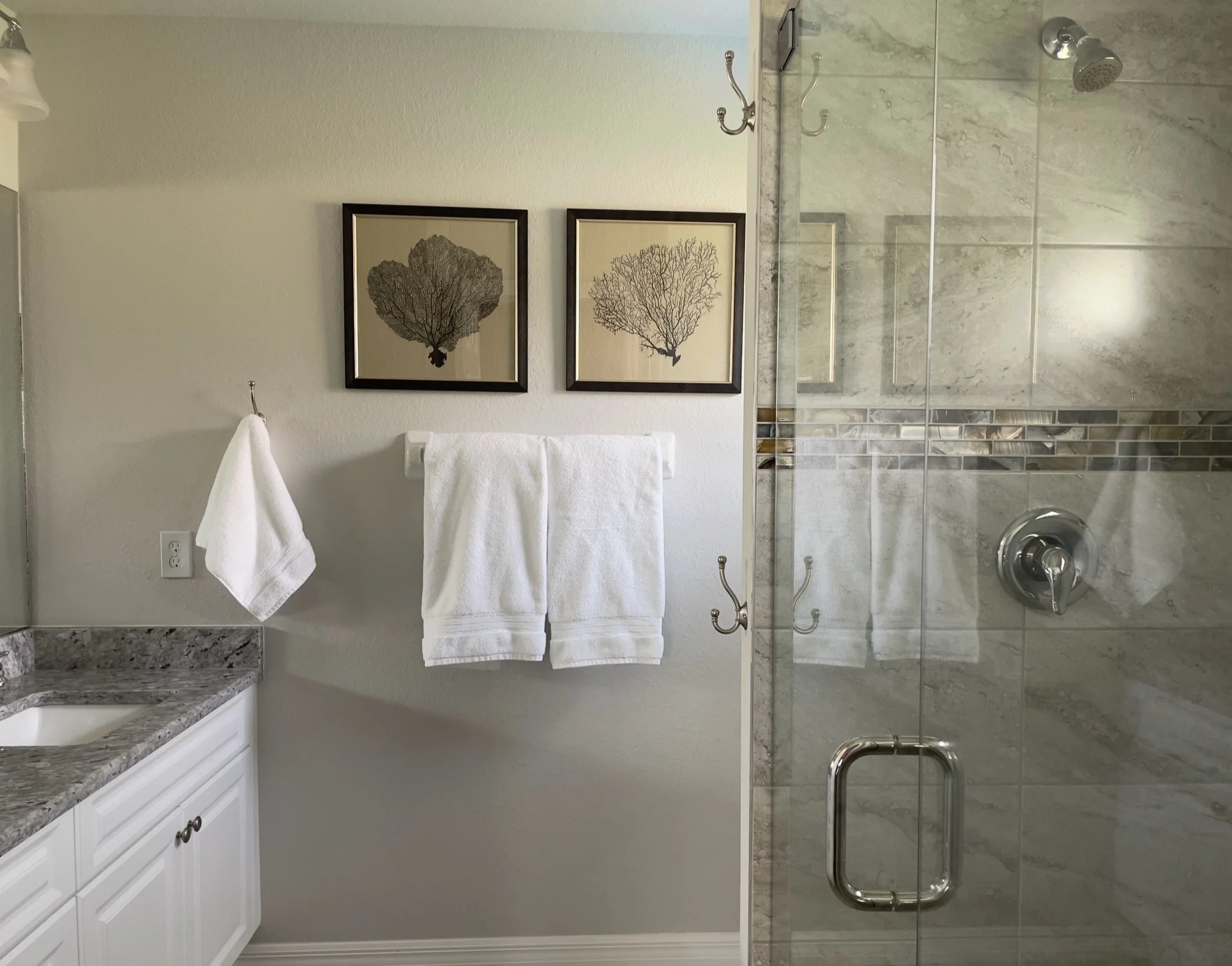 Simple Coastal Bathroom Design for The Best Vacation Home Guest Experience