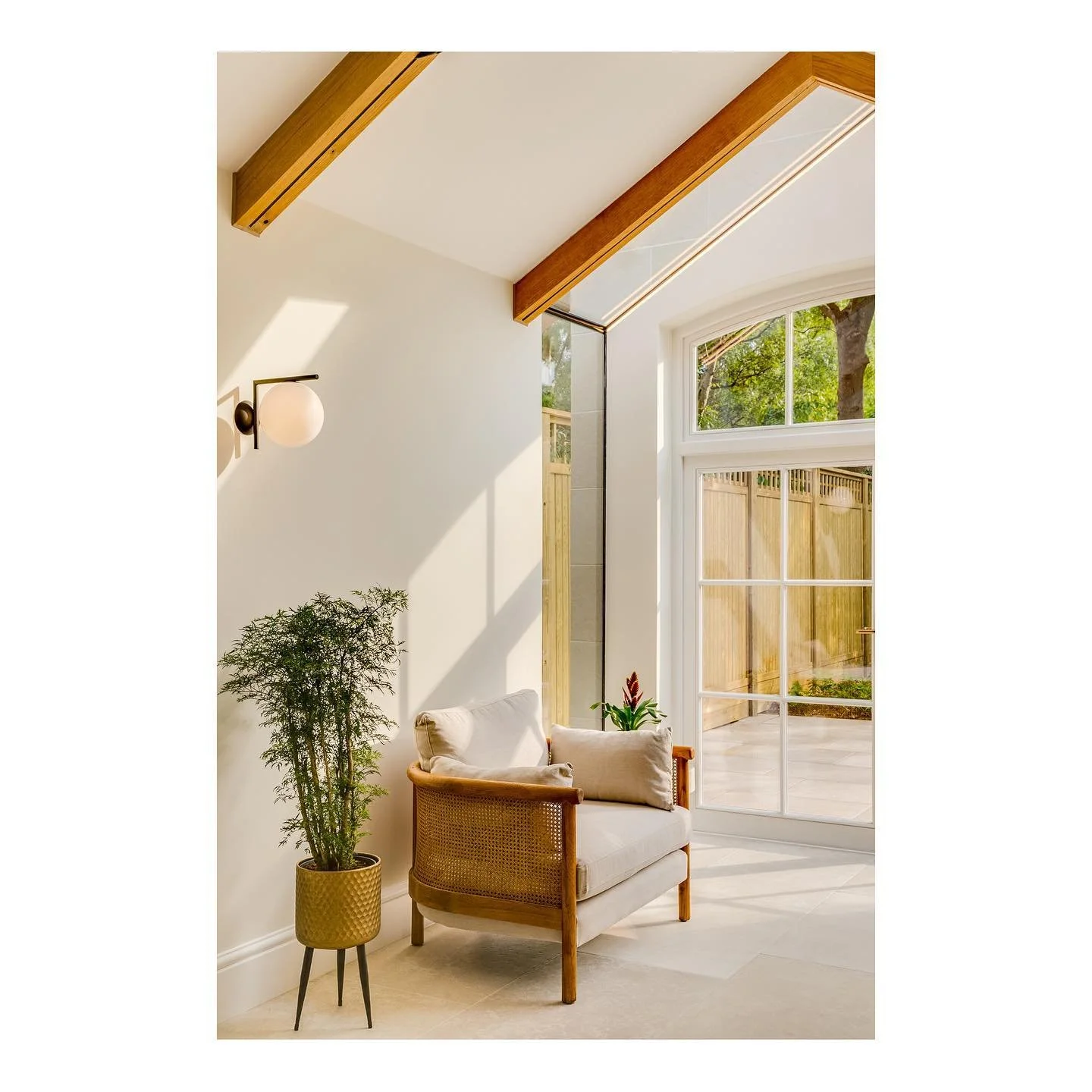 Framing golden hour with bespoke lighting 👌🏼

Designed and photography for @archwk 
&bull;
&bull;
#interiorphotography #interiordesign #canon #minimalist #homeideas #luxuryinteriors #interiorandhome #interiorstyling #londoninteriors #lifestylephoto