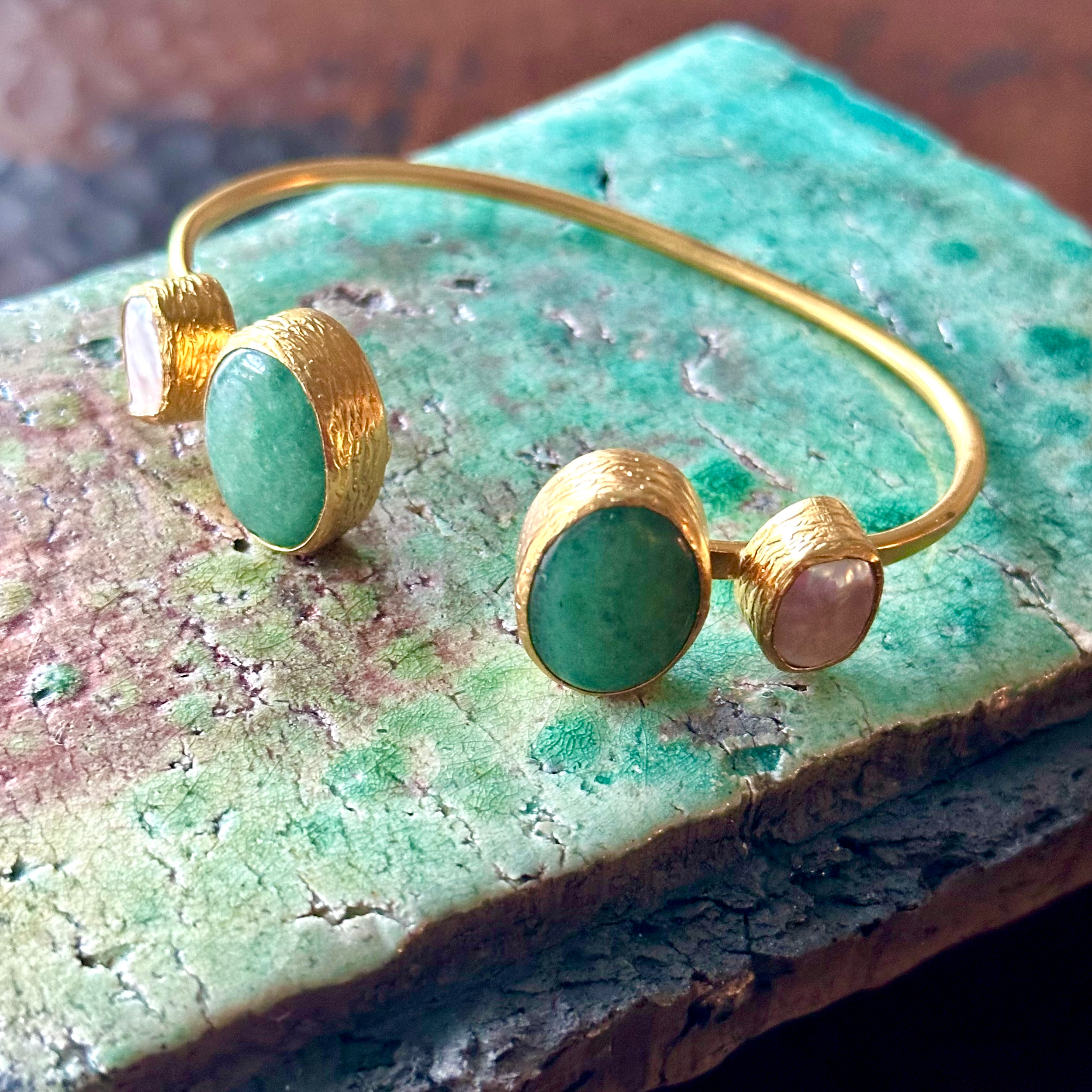 Green+stone+and+mother+of+pearl+gold+brass+bracelet.jpg+%2478.png
