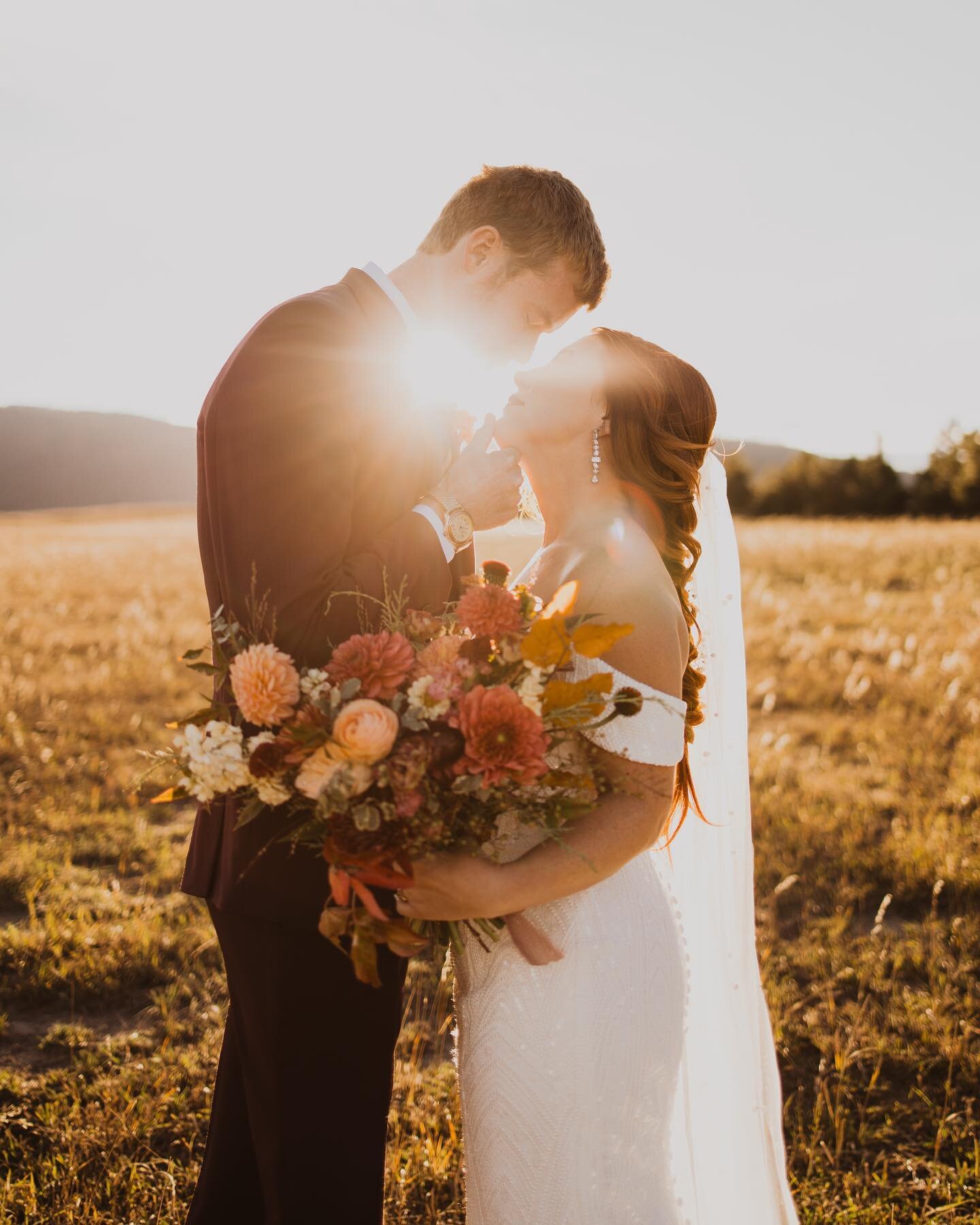 GOLDEN HOUR // let&rsquo;s chat real quick. I have zero control over when it happens, it just&hellip;happens and happens quick in Colorado due to the mountains blocking it! My advice for your wedding day is to be somewhat flexible of when I need to p