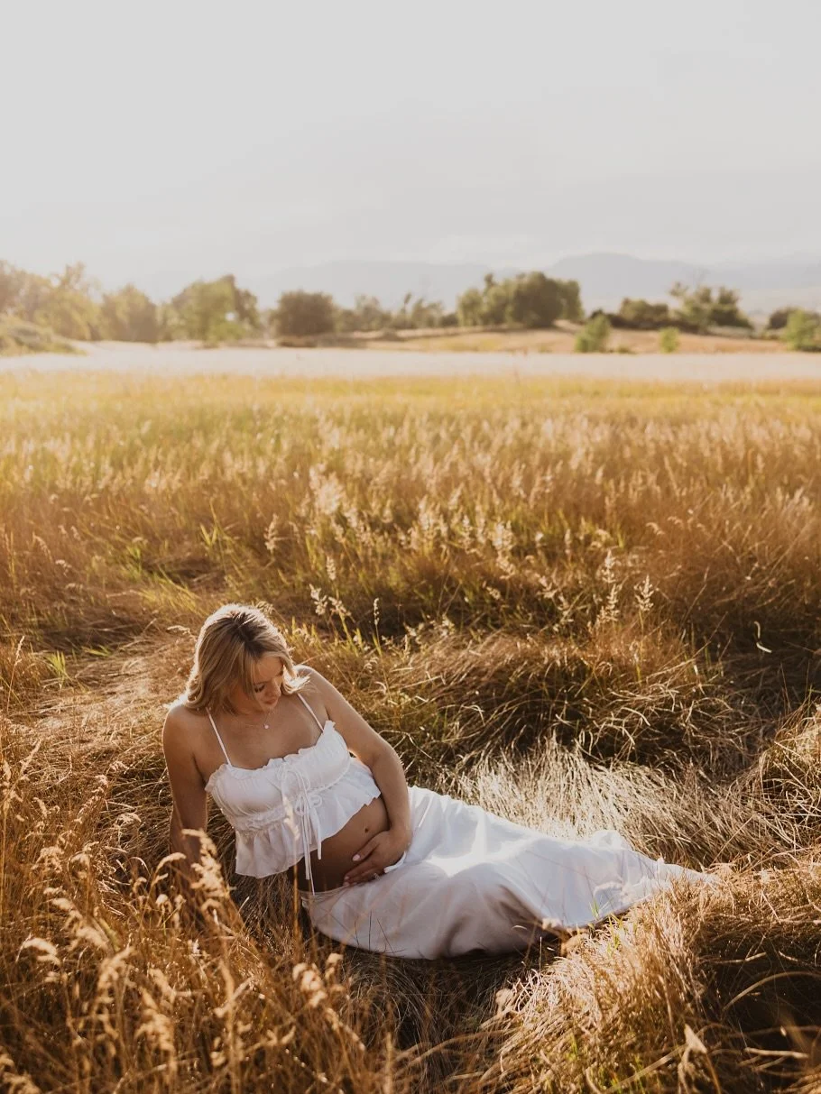 The golden sun + baby bump + soft breeze. If only I had this every day of the year. #ashleecrowdenphotography