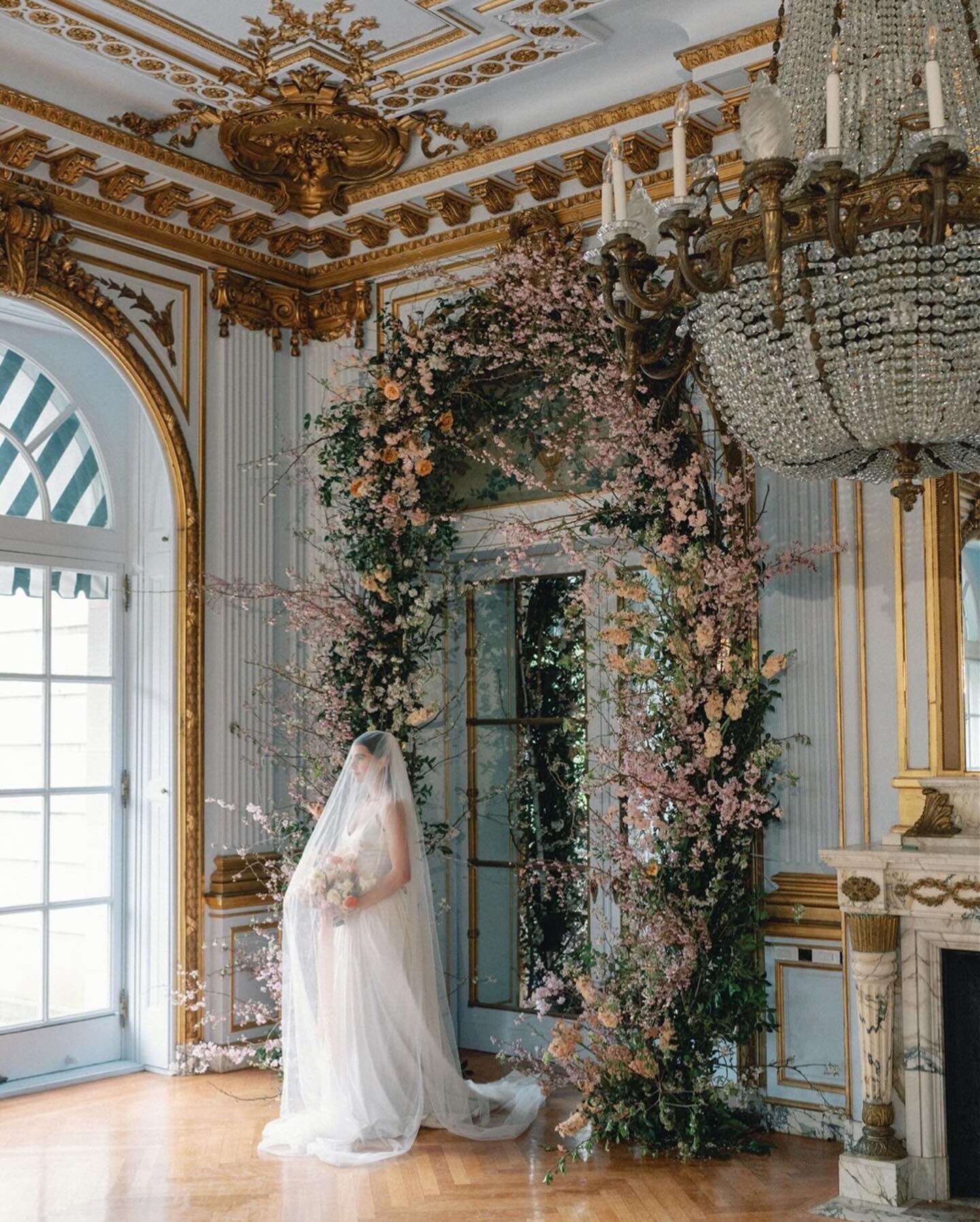 The enchanting grandeur of @elkinsestate 🌿 A 14-foot floral arch in the signature @winsome_floral style was the focal point of this editorial, juxtaposing the opulence of the space with organically designed spring blooms. It was a dream to photograp