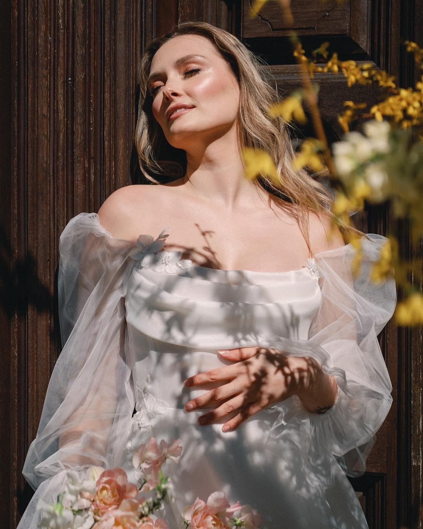 Shadow play ✨ Reverdie Quebec gallery is dropping tonight! What are you most excited to see?

Workshop Hosts @trillefloral @winsomefloral
Photographer @graceandardor
Planner @elegantproductions
Venue @chateaustagnes
Custom Gown @pearlebykatrinatuttle