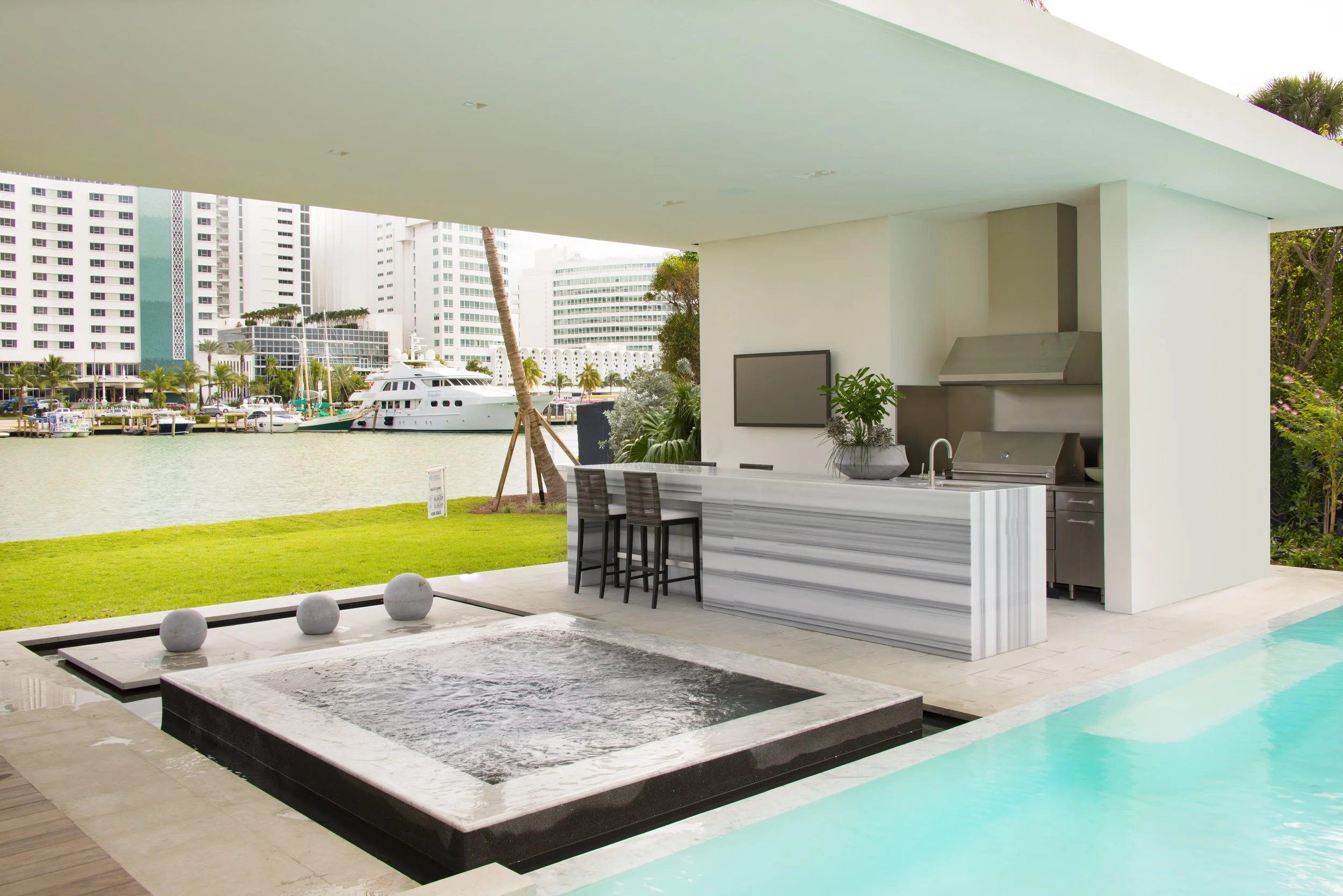 Day - Jacuzzi & Bar.jpg