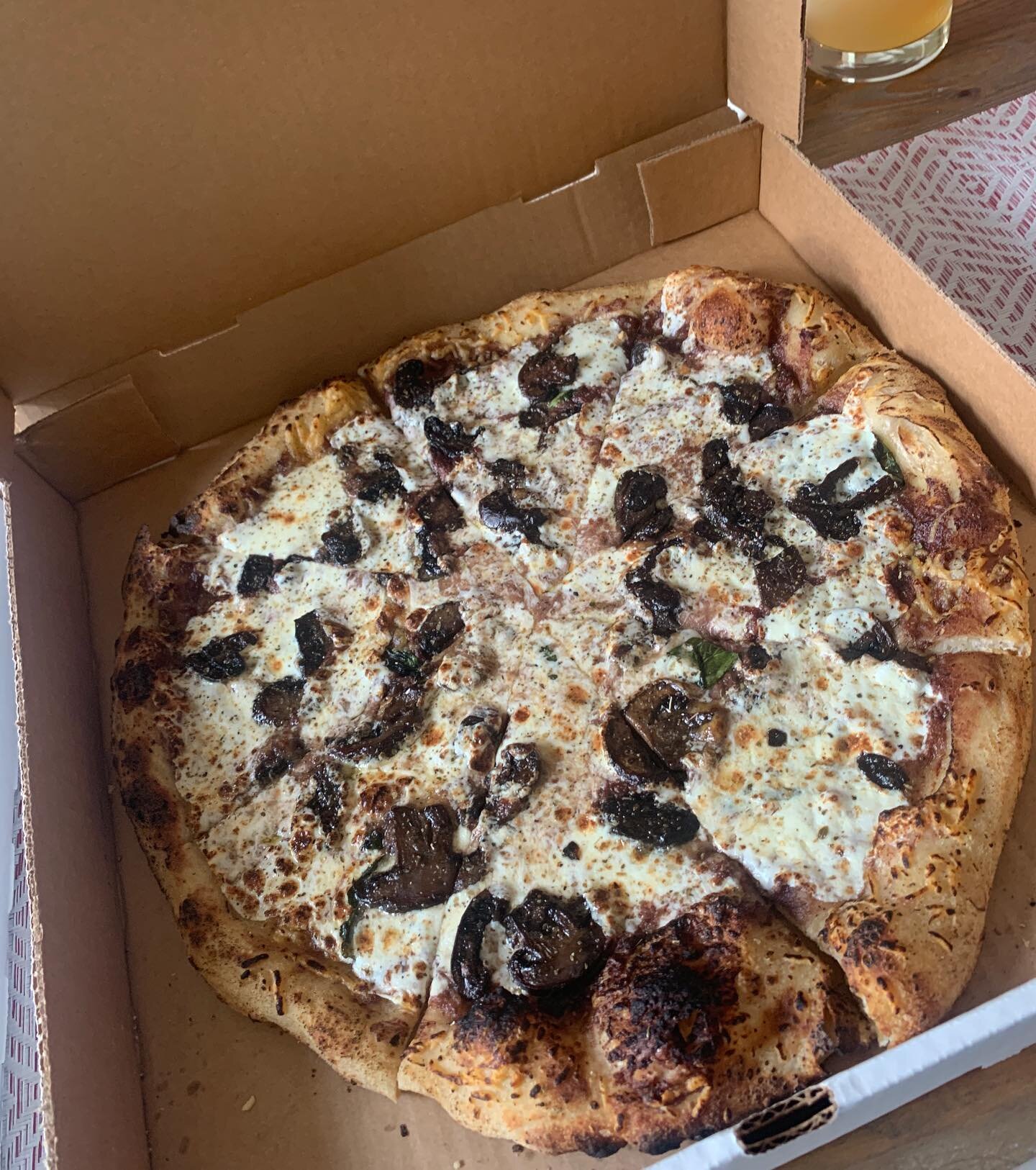 Goes to Georgia, finds better pizza than in JP (sorry but IT IS TRUE) and has an @islandcreekoysters feast 🤩🤩🤩 no seriously, @tappas4 would be a gem anywhere 🍕 This is their mushroom with olive tapenade 🫒Next, we see a gorgeous delicious grilled