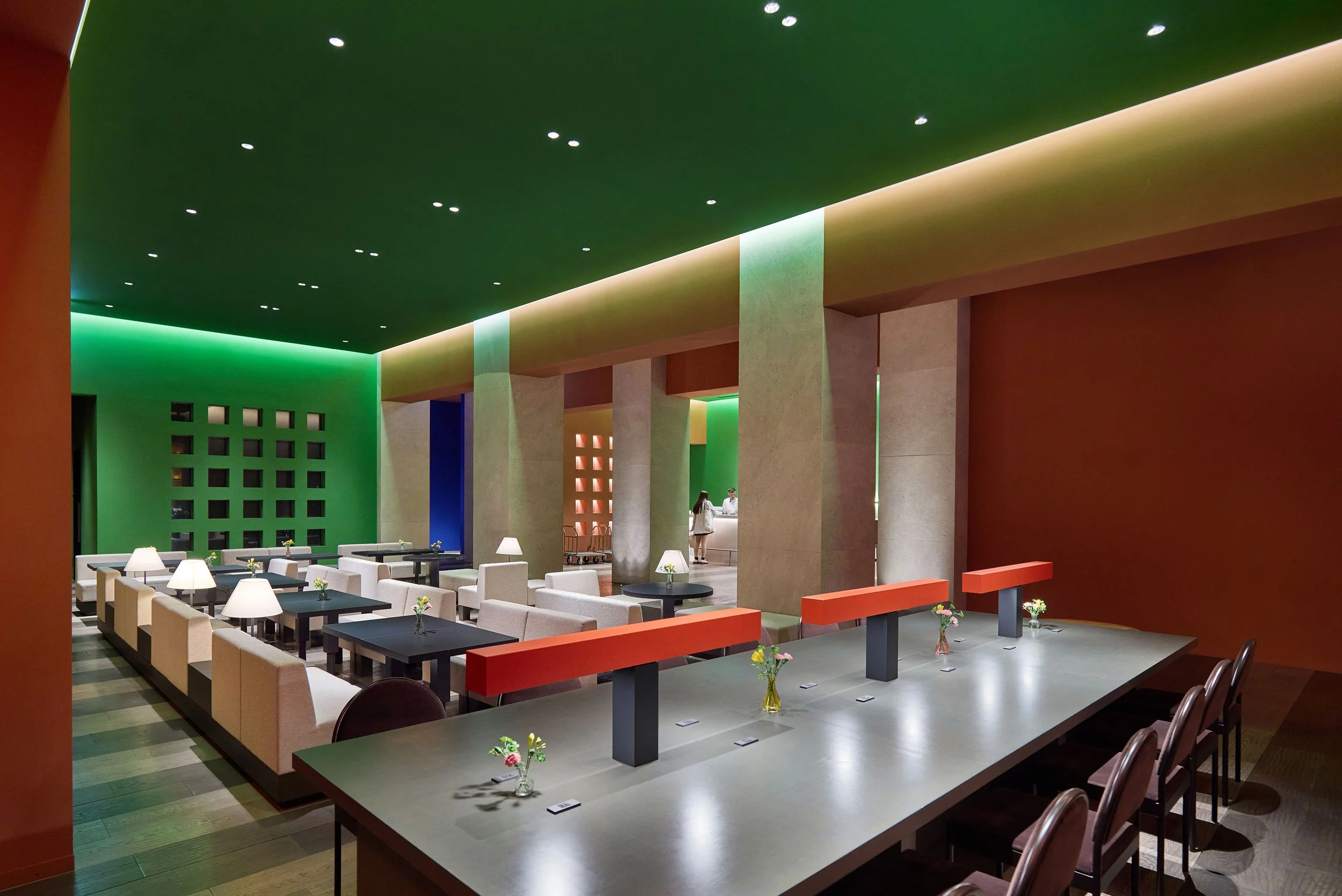 Arrival lobby and guest lounge at Hotel Il Palazzo Fukuoka highlighting the front desk reception and the architectural design shaping the guest check-in experience.