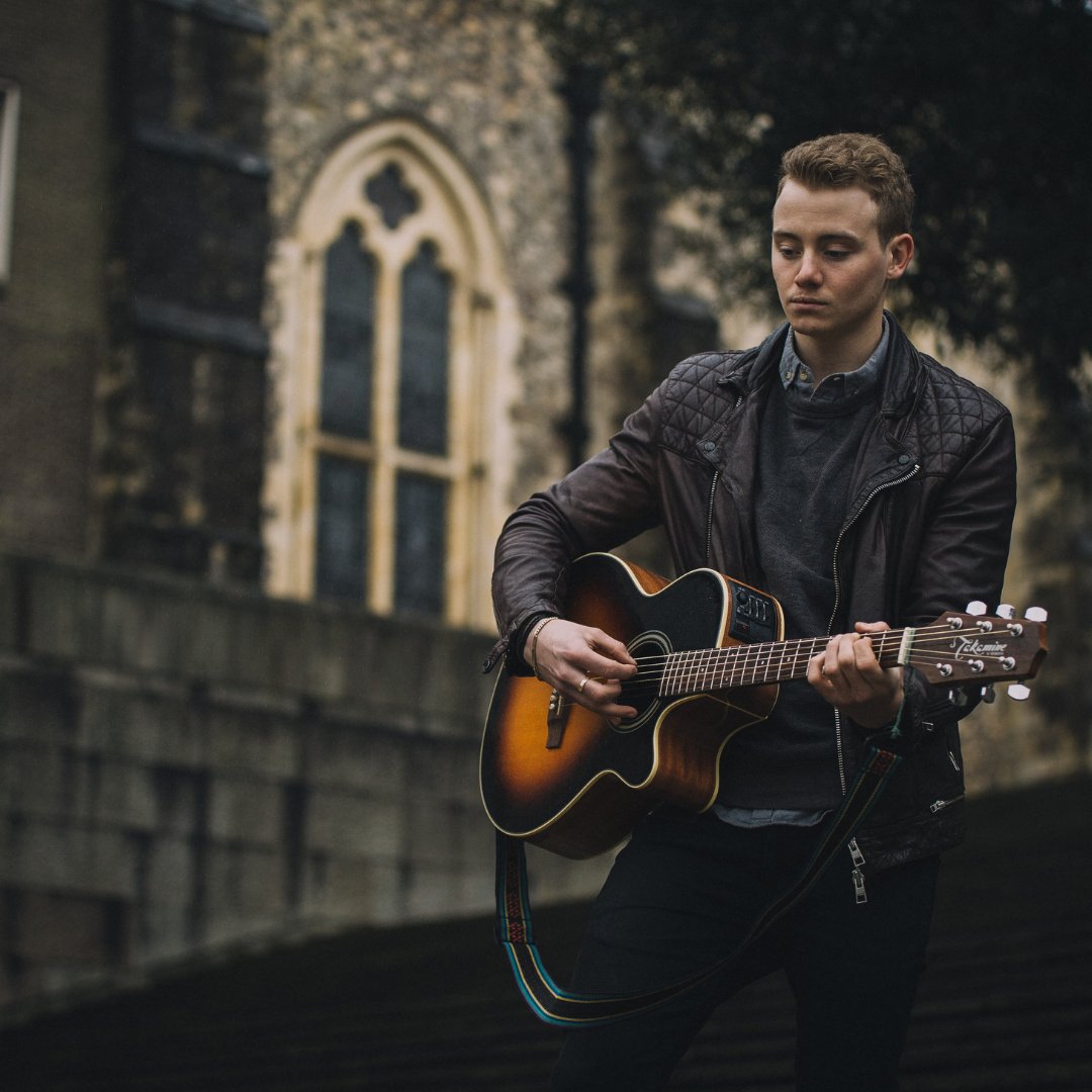 Personal brand portraits need to echo what your brand stands for, and who you're trying to appeal to. When working with singer/songwriter @olliewade 🎸 we were on a mission to set the tone that suits his brand 📸
⠀
Plus, who doesn't love an on-locati