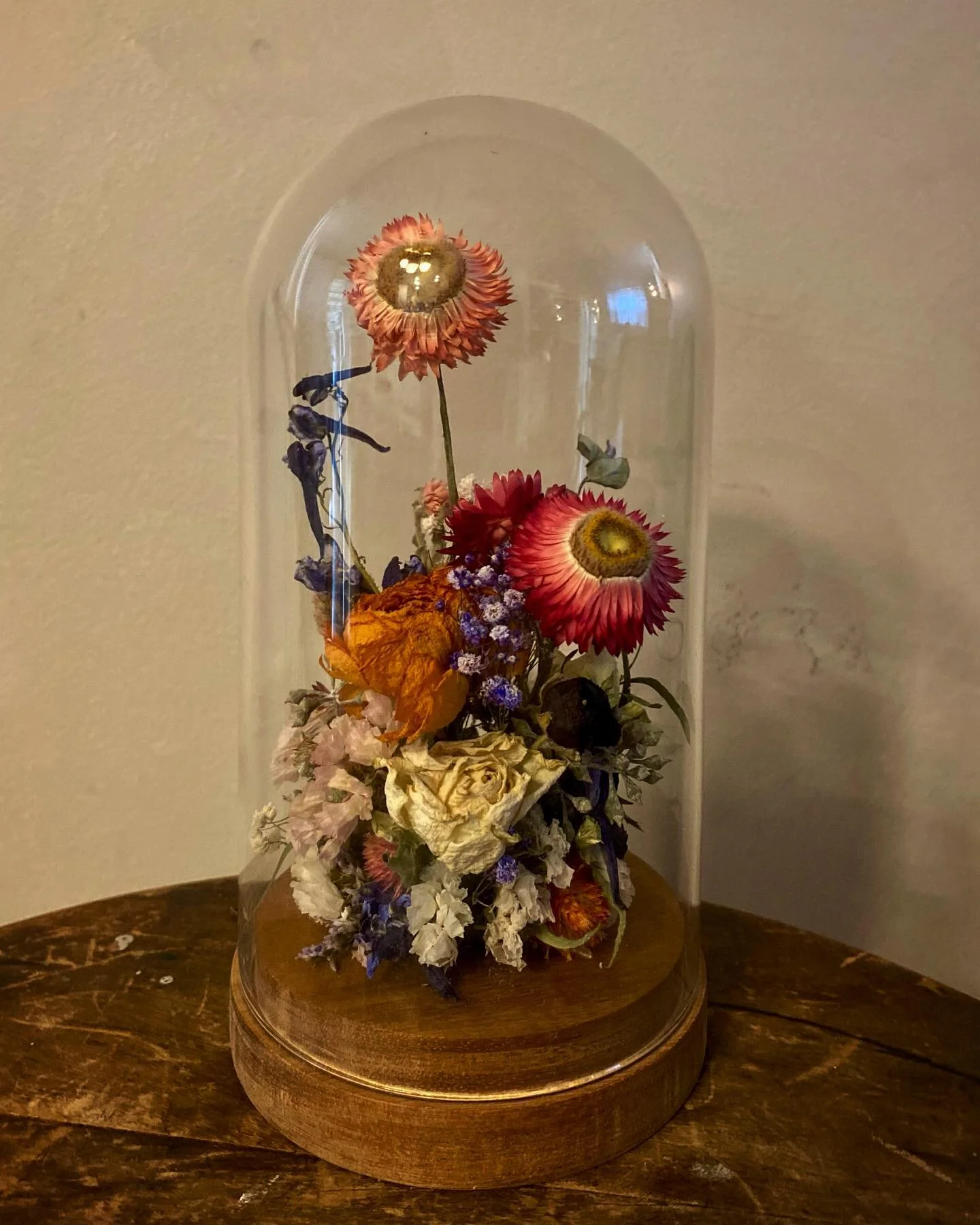 Dry flower arrangement in a glass dome. Limited availability online and @heyrally Local delivery available before Christmas. 
“We deliver Smiles, Joy and Happiness.” www.Seiji-Ltd.net  #smiles #joy #happiness #floraldesign #flowershop #f