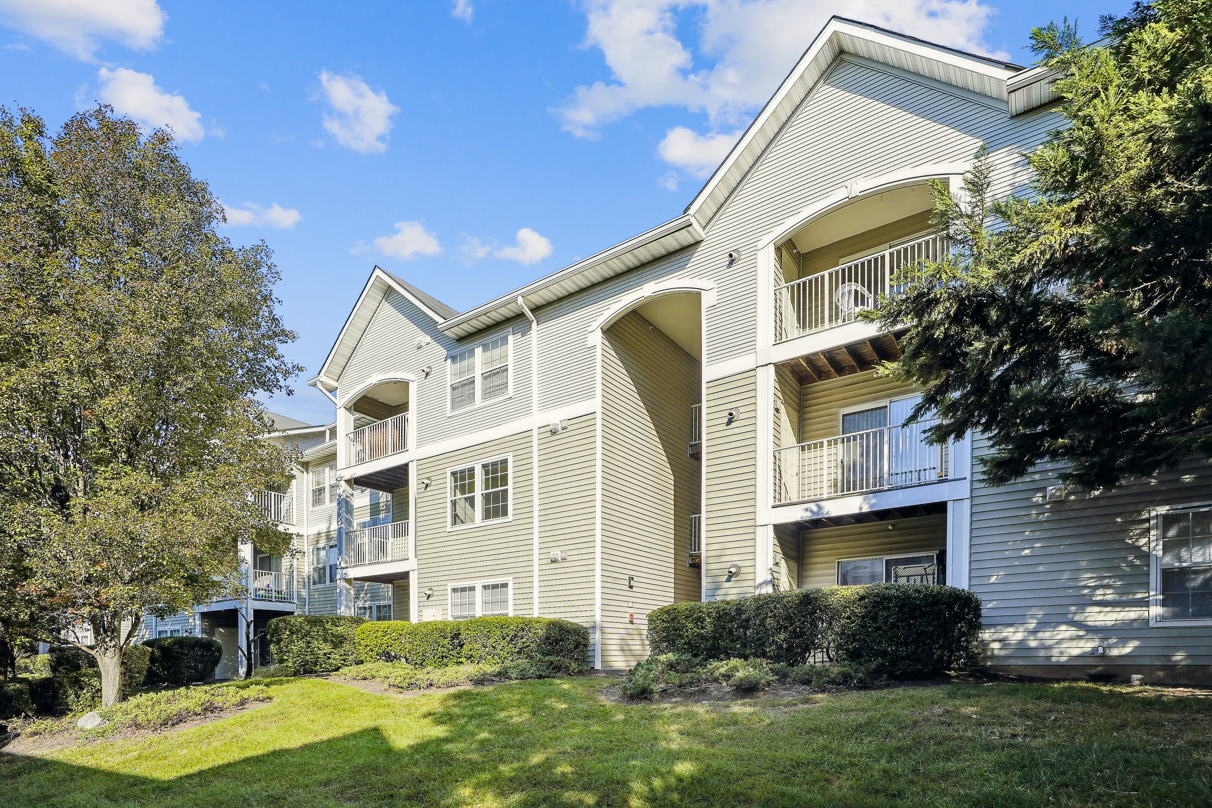  Affordable housing community with 2- and 3- bedrooms in Herndon, VA. 