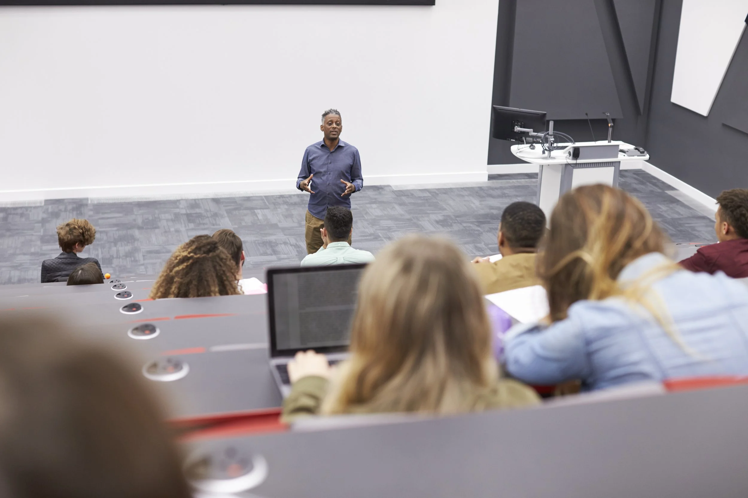 Applying discipline-specific AI tools in business and legal studies coursework