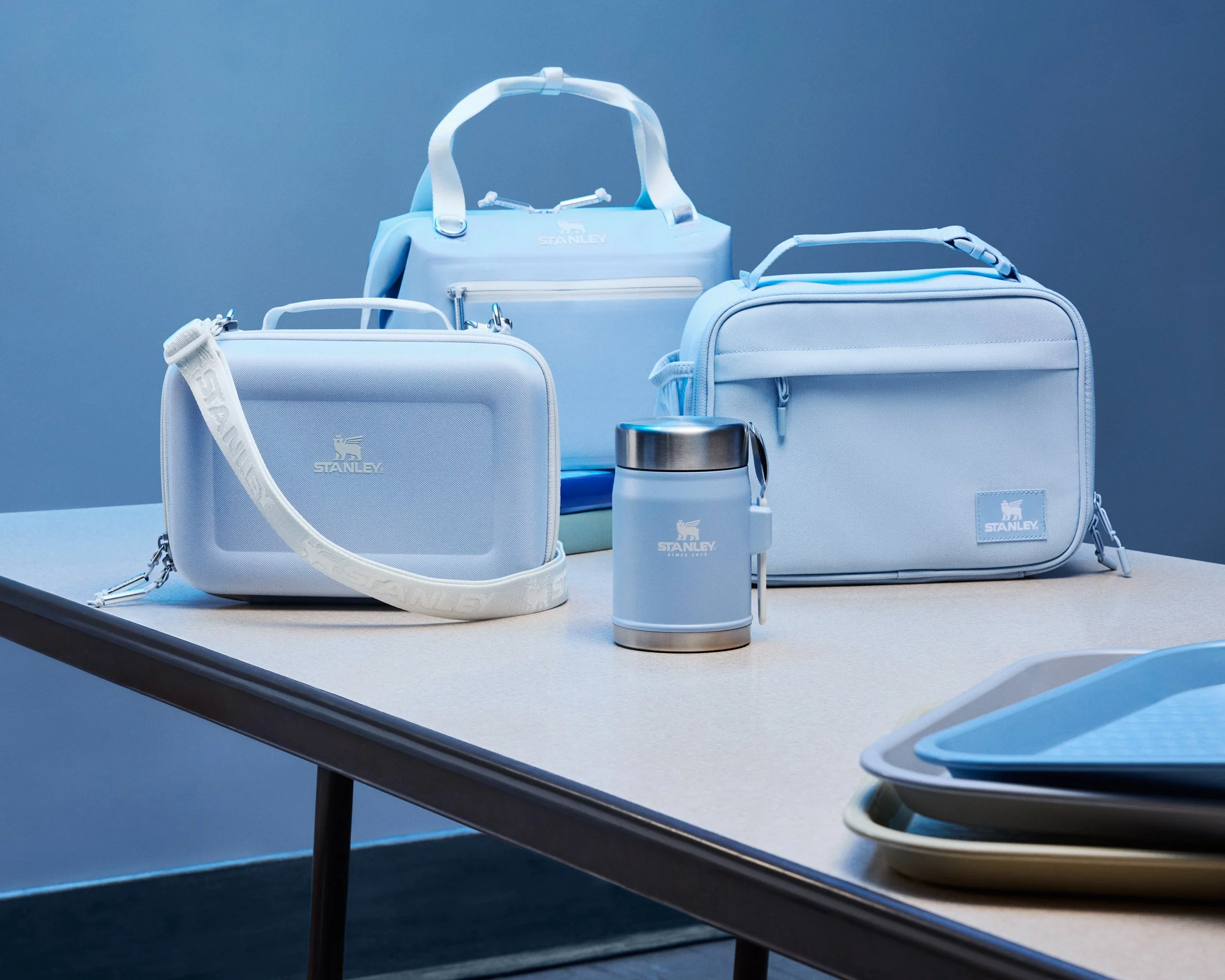 H226-OMNI-Cafeteria-Retail-3Lunchboxes-FoodJar-Blue-Horizontal_0261 _R4.jpg