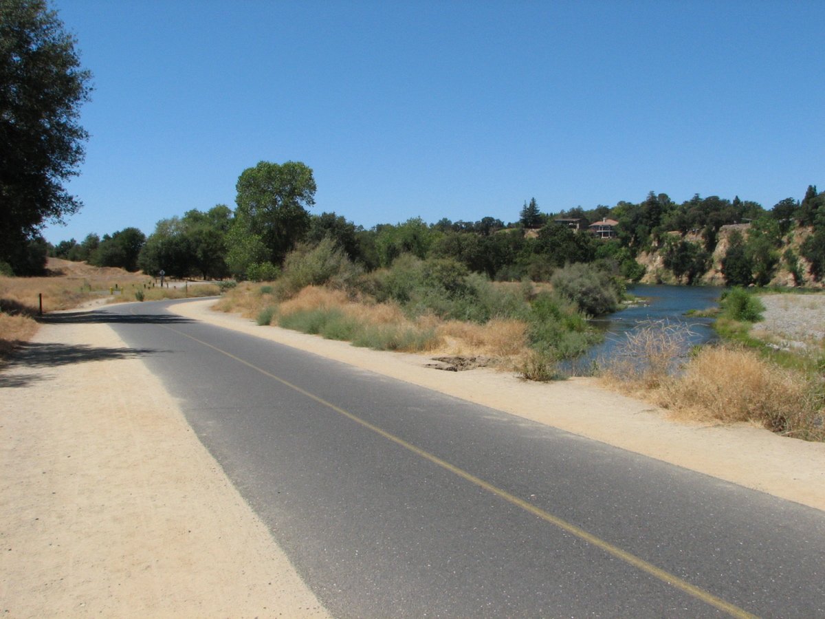 American_River_Bike_Trail_at_Fair_Oaks.jpg