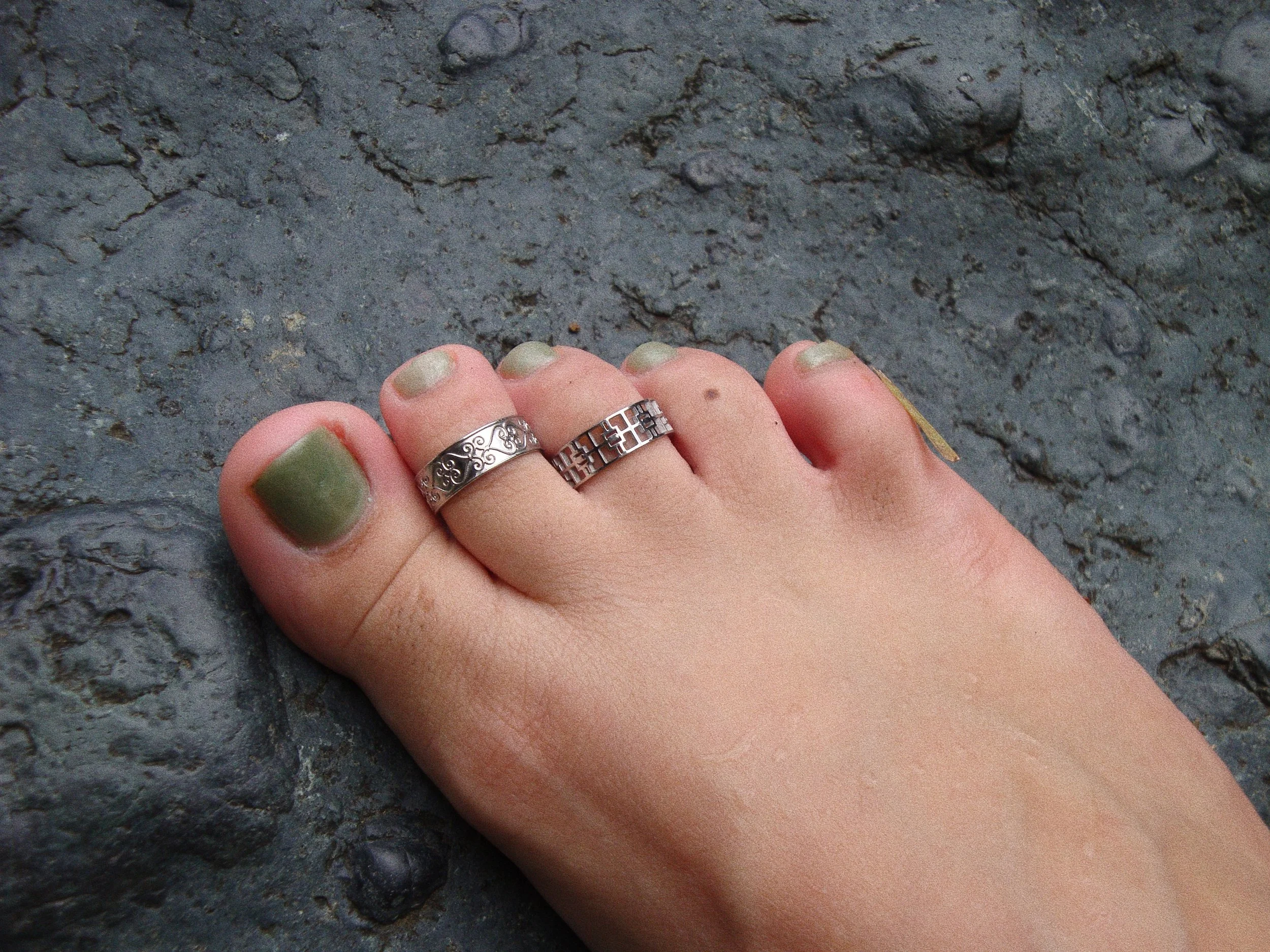 TOE_RINGS_02.JPG