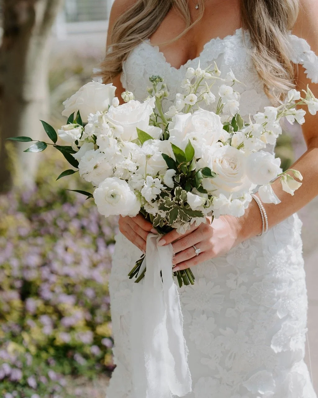 T&amp;N hosted a whimsical, ethereal and elegant wedding with cascading blooms, thoughtful details and gorgeous views 🥹✨ 
.
Planning: @gatheringsbyelle 
Photography: @erinlanephotoandfilm 
Venue: @mountainshadowsweddings 
Rentals: @eventrentsaz 
Lin
