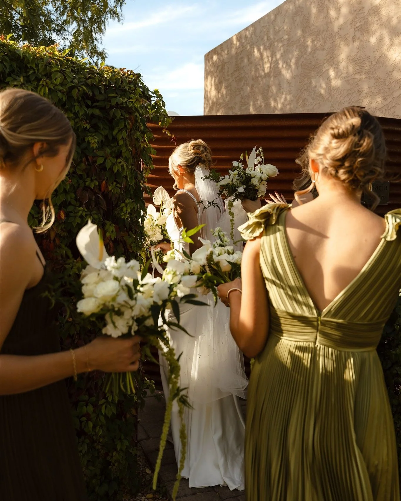 Did @briquellekayannephotography just send sneak peaks 10 minutes ago? Yes. Am I already posting them? Also yes, because WOW, these are stunning! 
.
This bouquet also needed a moment on the feed, with the whimsical greenery and cascading amaranthus ?