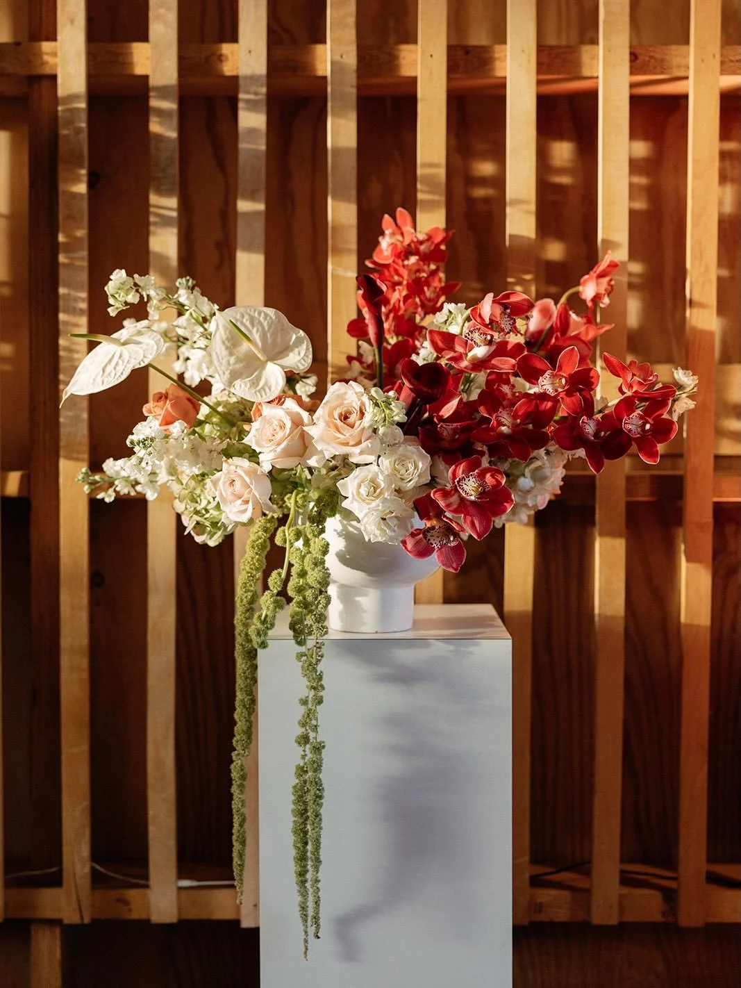 can we talk about this aesthetic please? *chefs kiss* 
.
@thepaseovenue 
@carmelajoyphotography 
.
#weddingdayflowers #floraldesigns #arizonawedding #arizonabride weddingfloraldesign