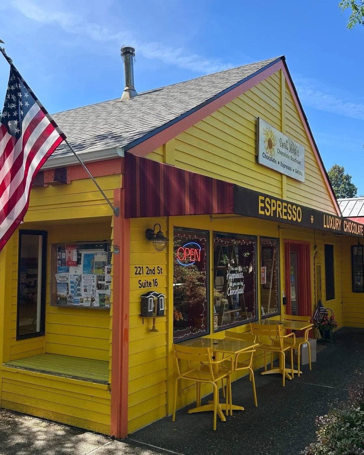 Meet the producers: Sweet Mona's Chocolates! 

@sweetmonachocolates is a gourmet, specialty chocolate shop in Langley with lots of chocolates, locally roasted coffee, and authentic gelato. Their confections are handmade in small batches using high qu