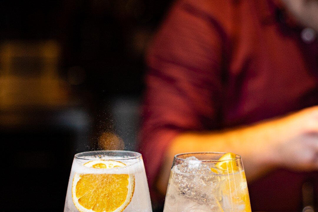 🤫 sneaky post: shot for a major Australian newspaper. Can't say which one or where because they generally like to be the first to post, but I couldn't wait. Those bubbles!

#fizz #ginandtonic #ginandtonics #ginandtonictime #ginandtonicday🍸🍋 #vodka