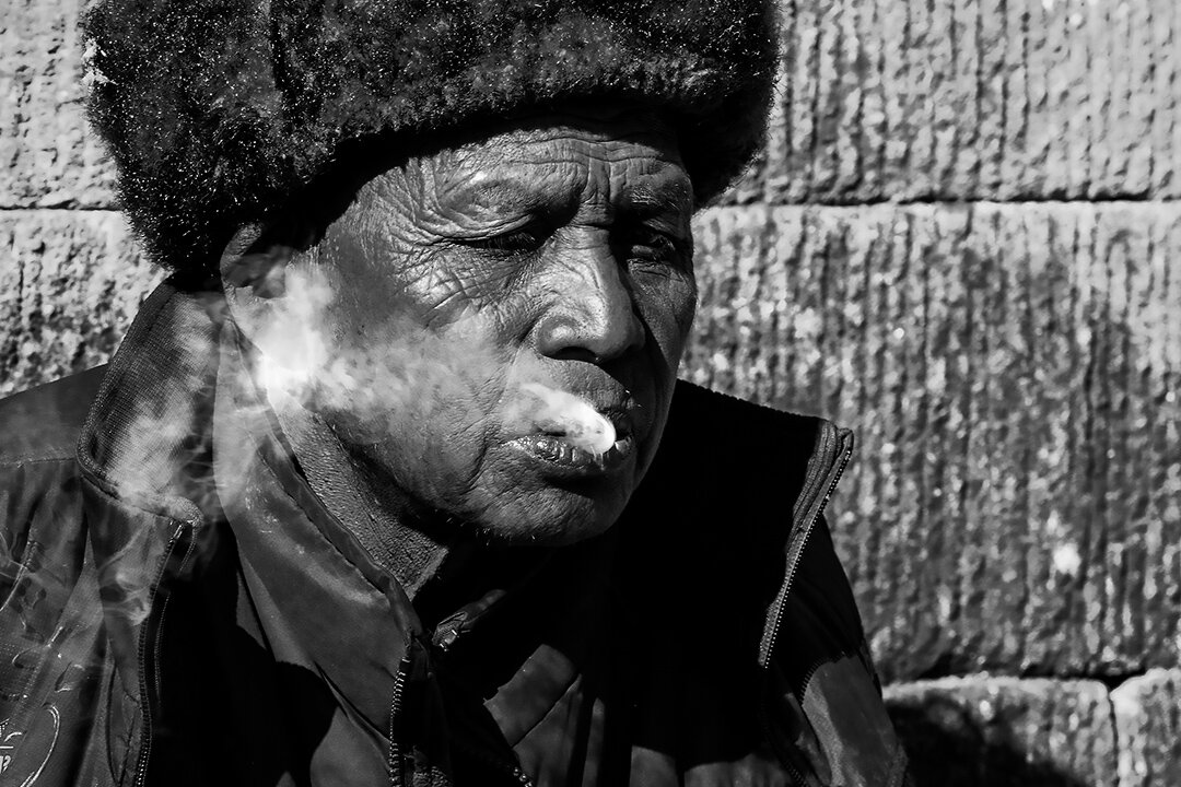 smoking-farmer-old-man-china-black-and-white