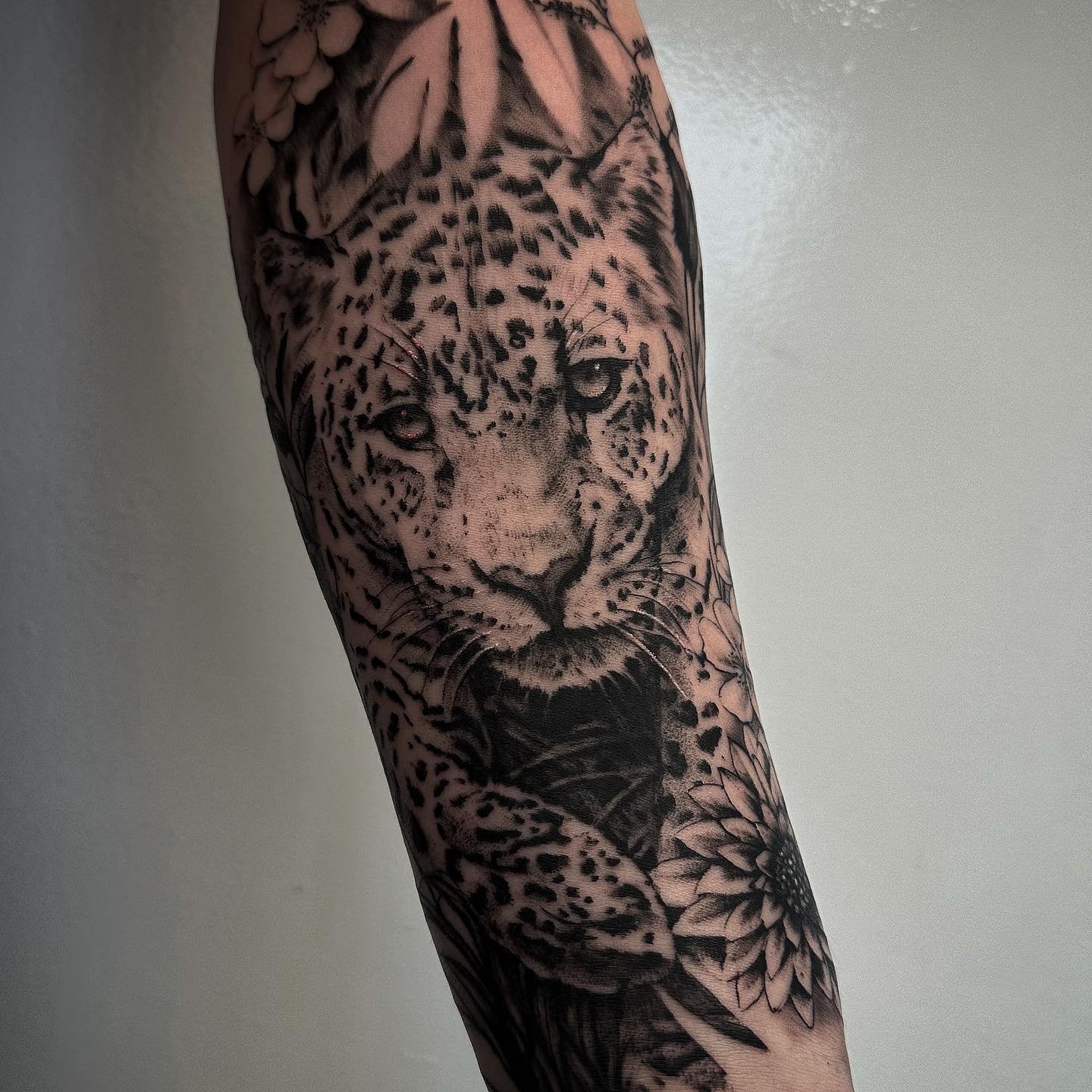 Jaguar 🐆 and floral 
.
.
.
.
.
.
.
#jaguartattoo #realismtattoo #realism #jaguar #tattoo