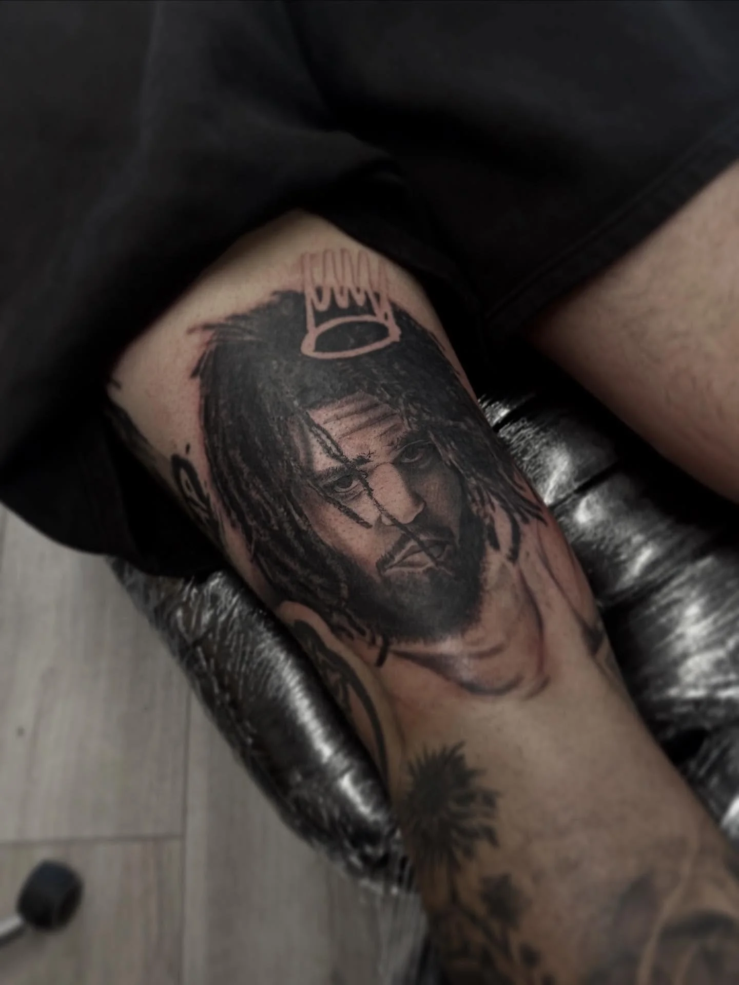J Cole for @lucatehapuku in a ouchie spot 🫠. 

#jcole #portraittattoo #tattoo #blackandgreytattoo #realismtattoo
