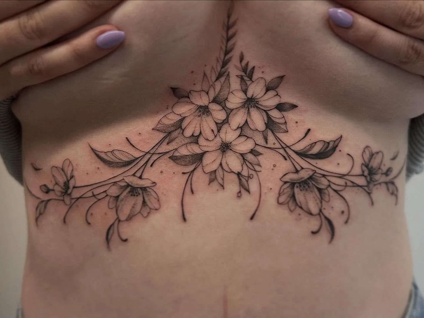 It&rsquo;s been a while since I last did a floral sternum piece

My client handled the pain like an absolute champ 💪 

Appreciate for the trust and the smooth session.

#FloralTattoo #SternumTattoo #Tattoo #TattooArtist #linework