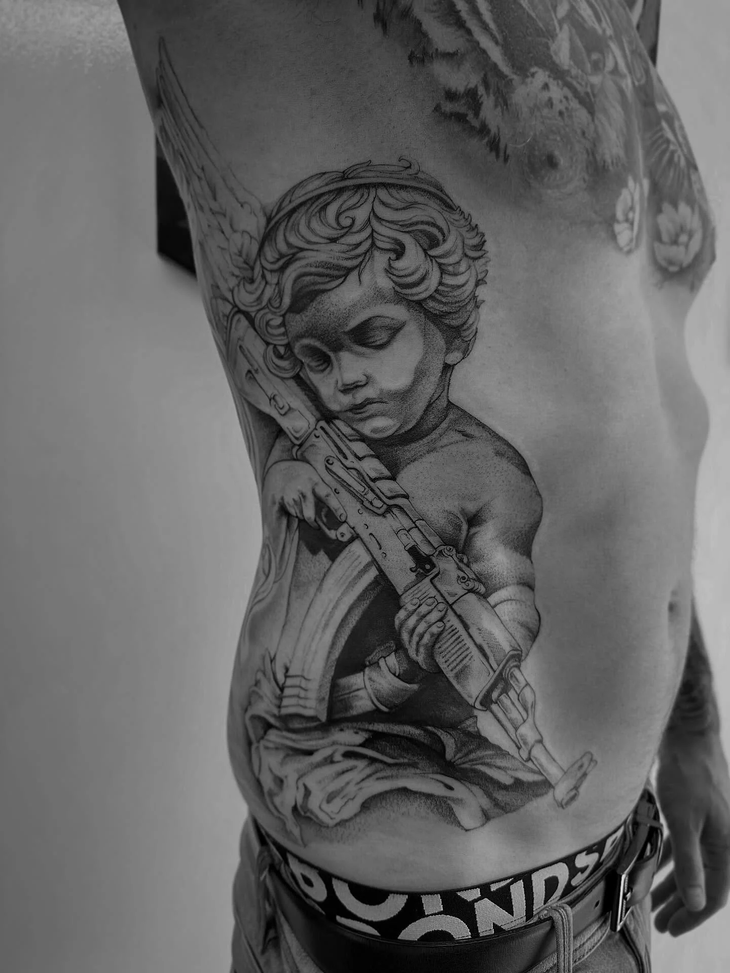 More progress on this enjoyable piece 🔫👼
.
.
.
#inked #nzartist #tattoo #ribtattoo #blackandgreyrealism