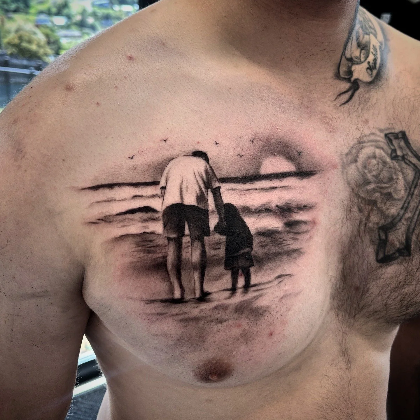 Nice memory of a father &amp; daughter at the beach
.
.
.
#beachtattoo #realismtattoo #blackandgreytattoo #nzartist