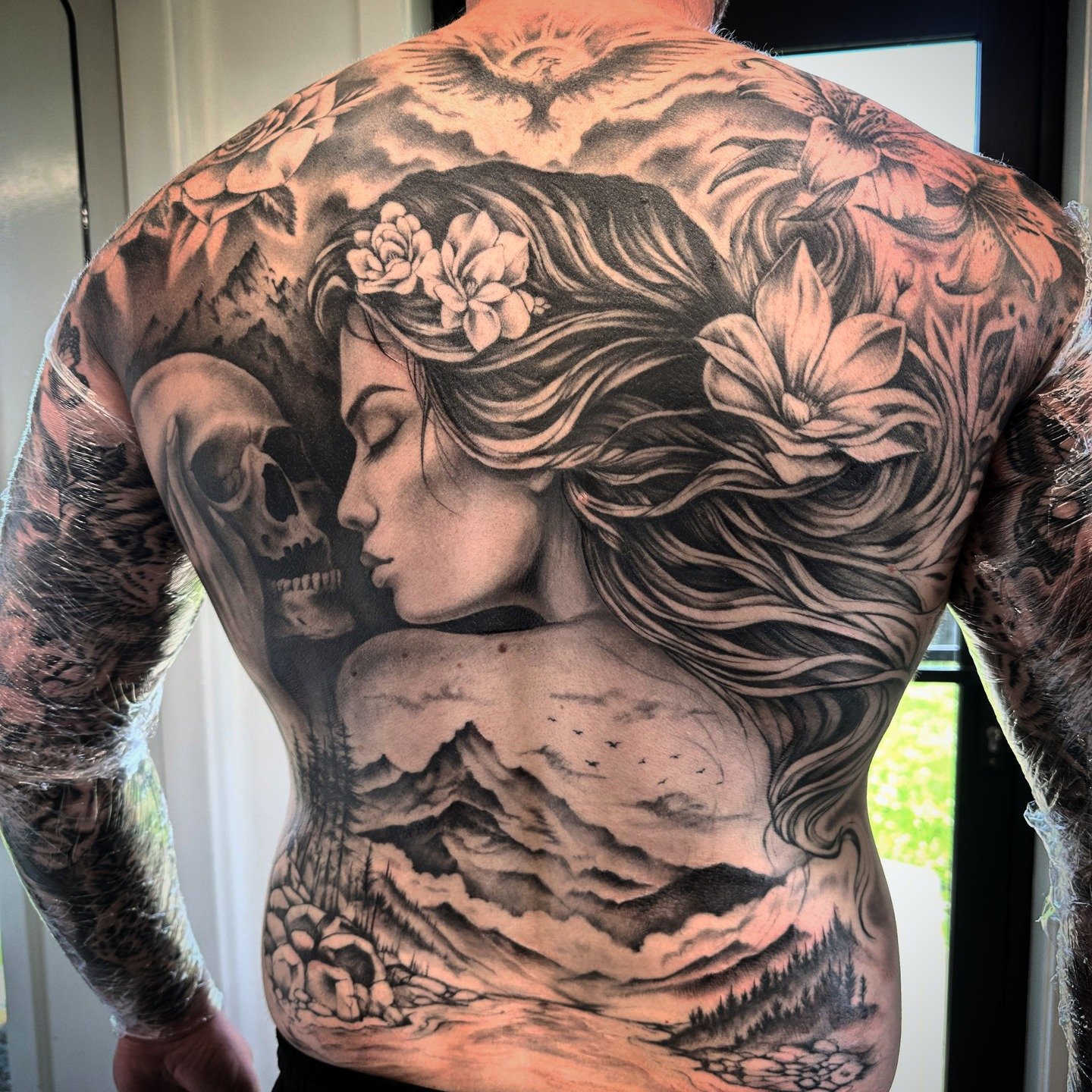 Mother Nature back piece illustrating the contrast between vitality and mortality.
.
.
.
#naturetattoo #blackandgreayrealismtattoo #womantattoo #backtattoo #skulltattoo