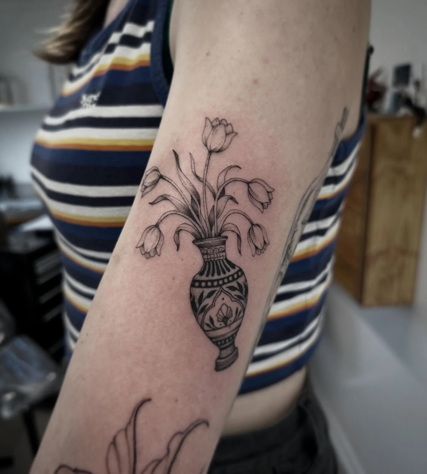 Tulips in a Greek vase 🌷
.
.
.
#floraltattoo #tuliptattoo #greektattoo #finelinetattoo #dunedinartist