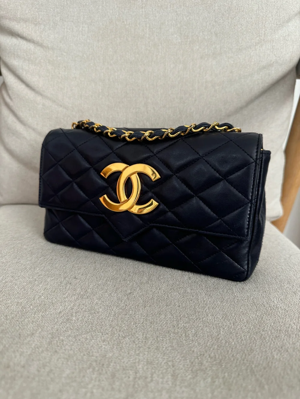 【CHANEL】Chanel flap bag (navy )★シャネル【ランク:A】 Chanel Navy Blue Lambskin Flap Bag — HollyClosetCase
